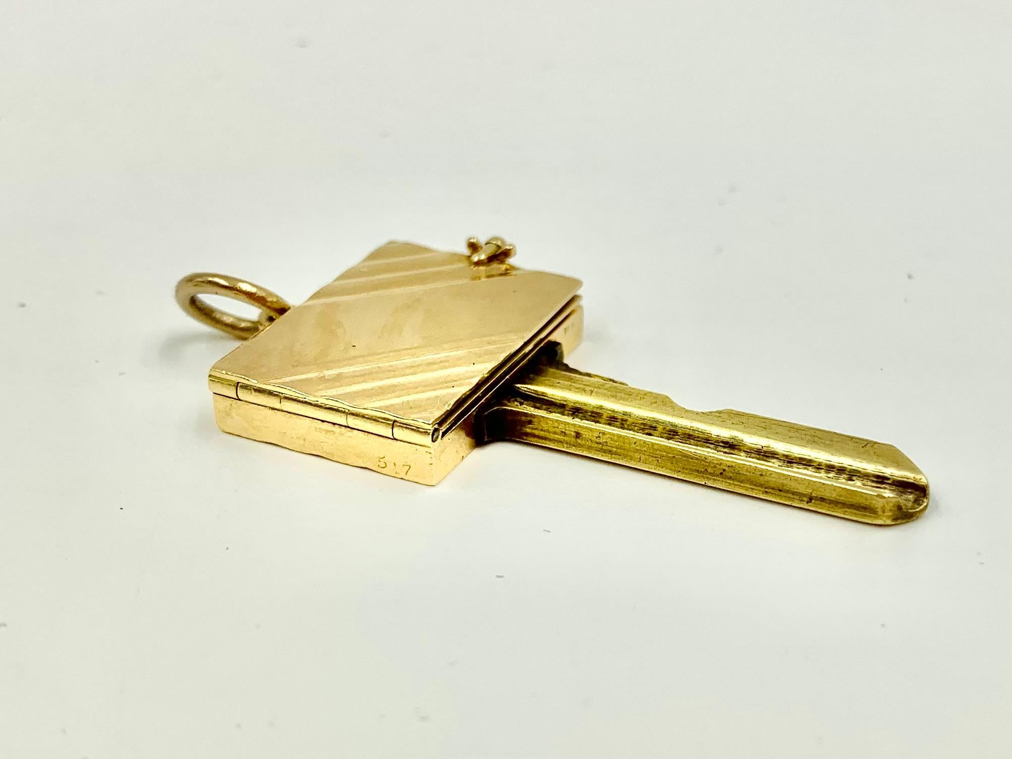 Seltene Cartier Mitte des 20. Jahrhunderts 14K Gelbgold Medaillon Buch-Schlüssel-Anhänger im Angebot 11