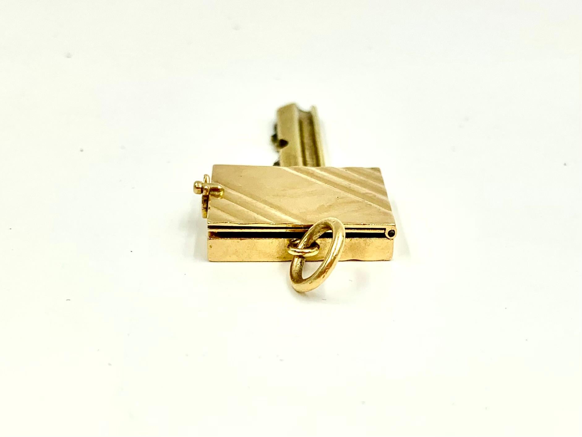 Seltene Cartier Mitte des 20. Jahrhunderts 14K Gelbgold Medaillon Buch-Schlüssel-Anhänger im Angebot 12
