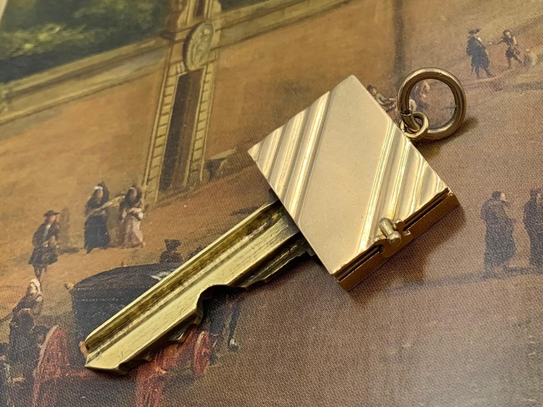Seltene Cartier Mitte des 20. Jahrhunderts 14K Gelbgold Medaillon Buch-Schlüssel-Anhänger im Angebot 13