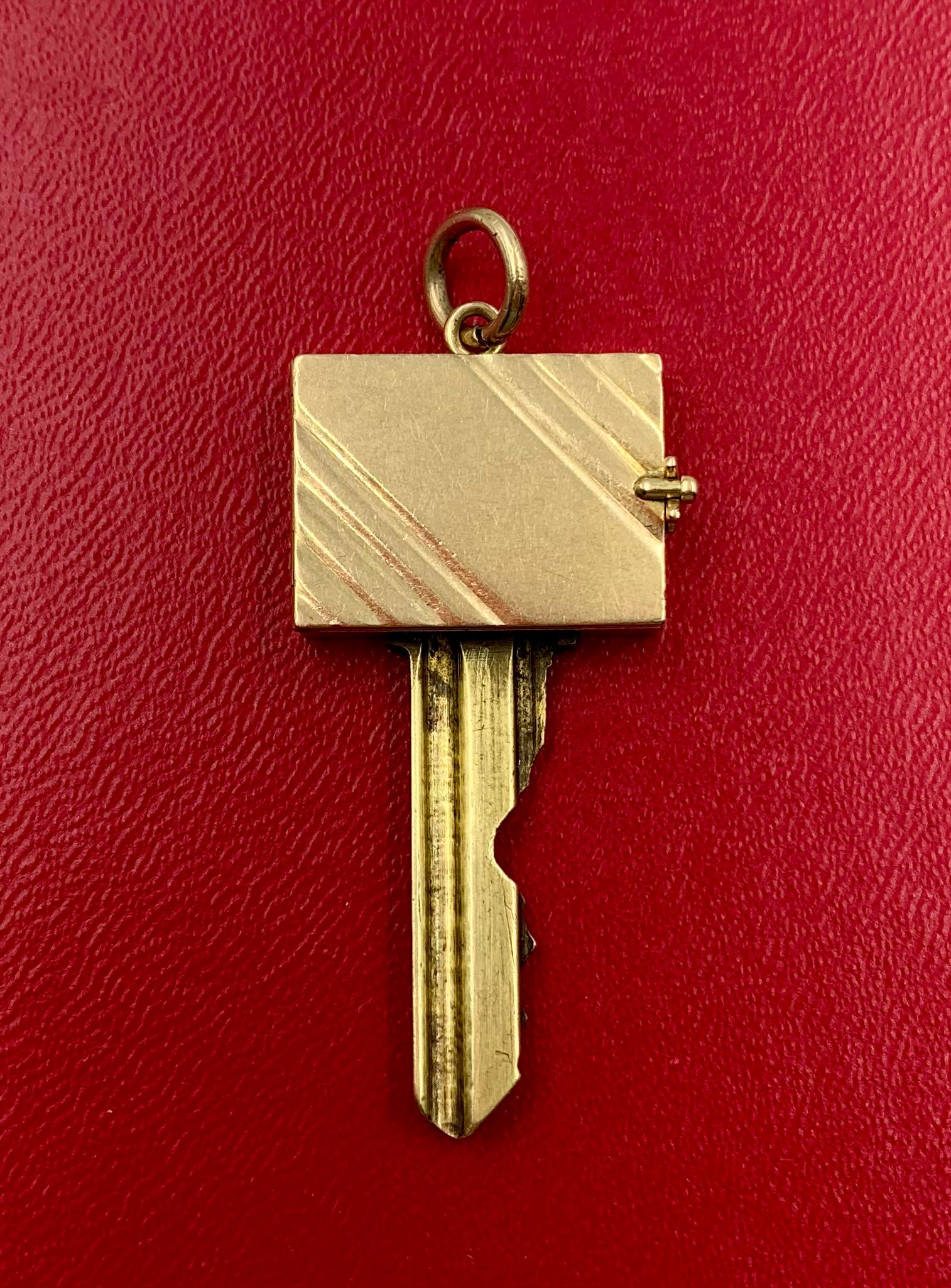 Seltene Cartier Mitte des 20. Jahrhunderts 14K Gelbgold Medaillon Buch-Schlüssel-Anhänger im Zustand „Gut“ im Angebot in New York, NY