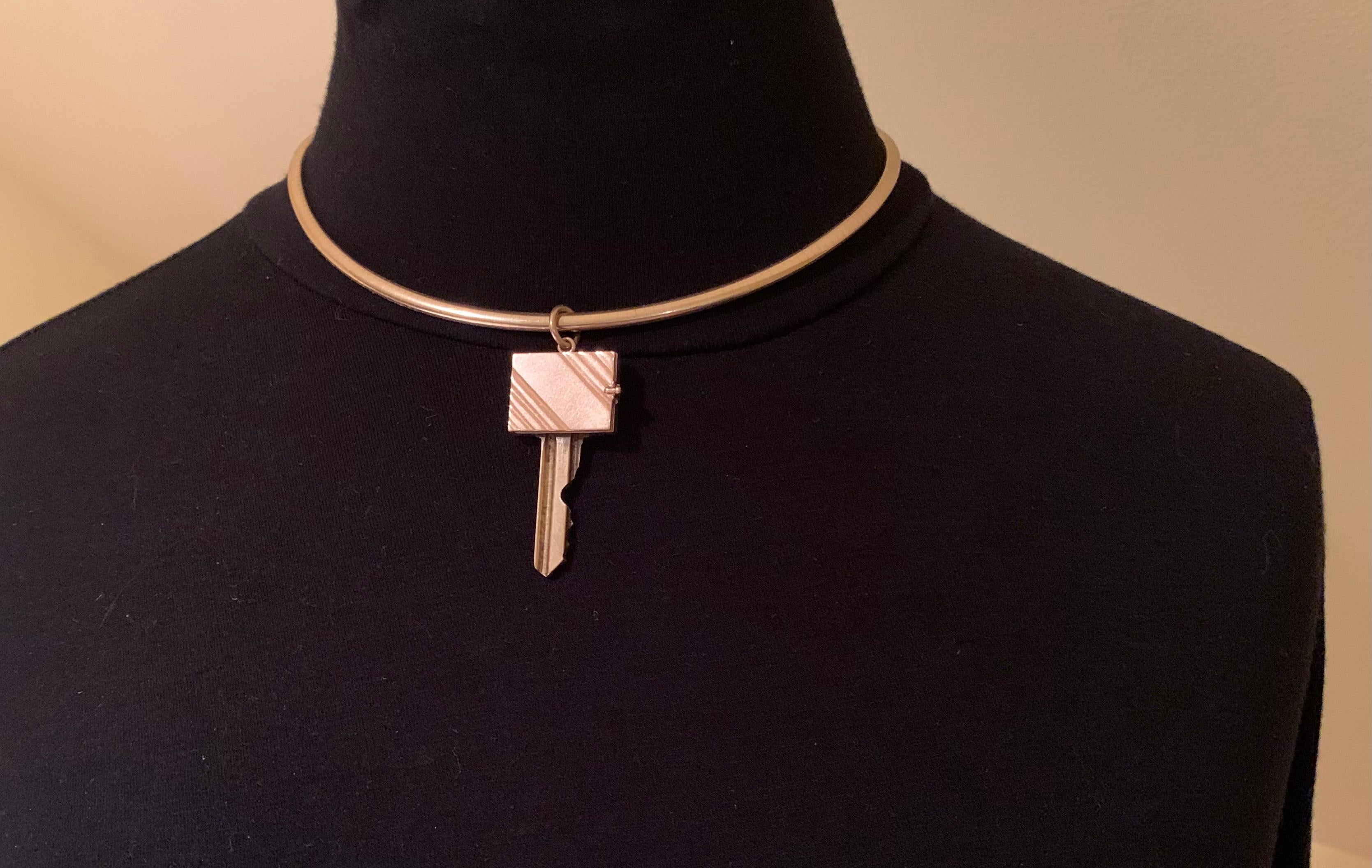 Seltene Cartier Mitte des 20. Jahrhunderts 14K Gelbgold Medaillon Buch-Schlüssel-Anhänger für Damen oder Herren im Angebot