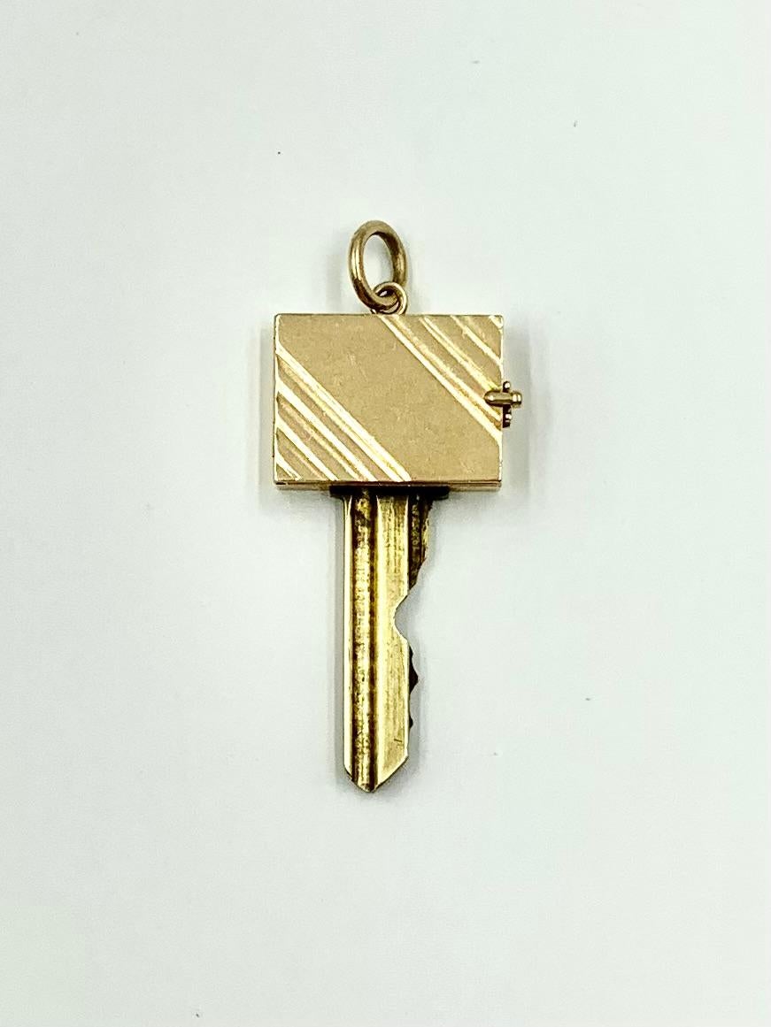 Seltene Cartier Mitte des 20. Jahrhunderts 14K Gelbgold Medaillon Buch-Schlüssel-Anhänger im Angebot 2