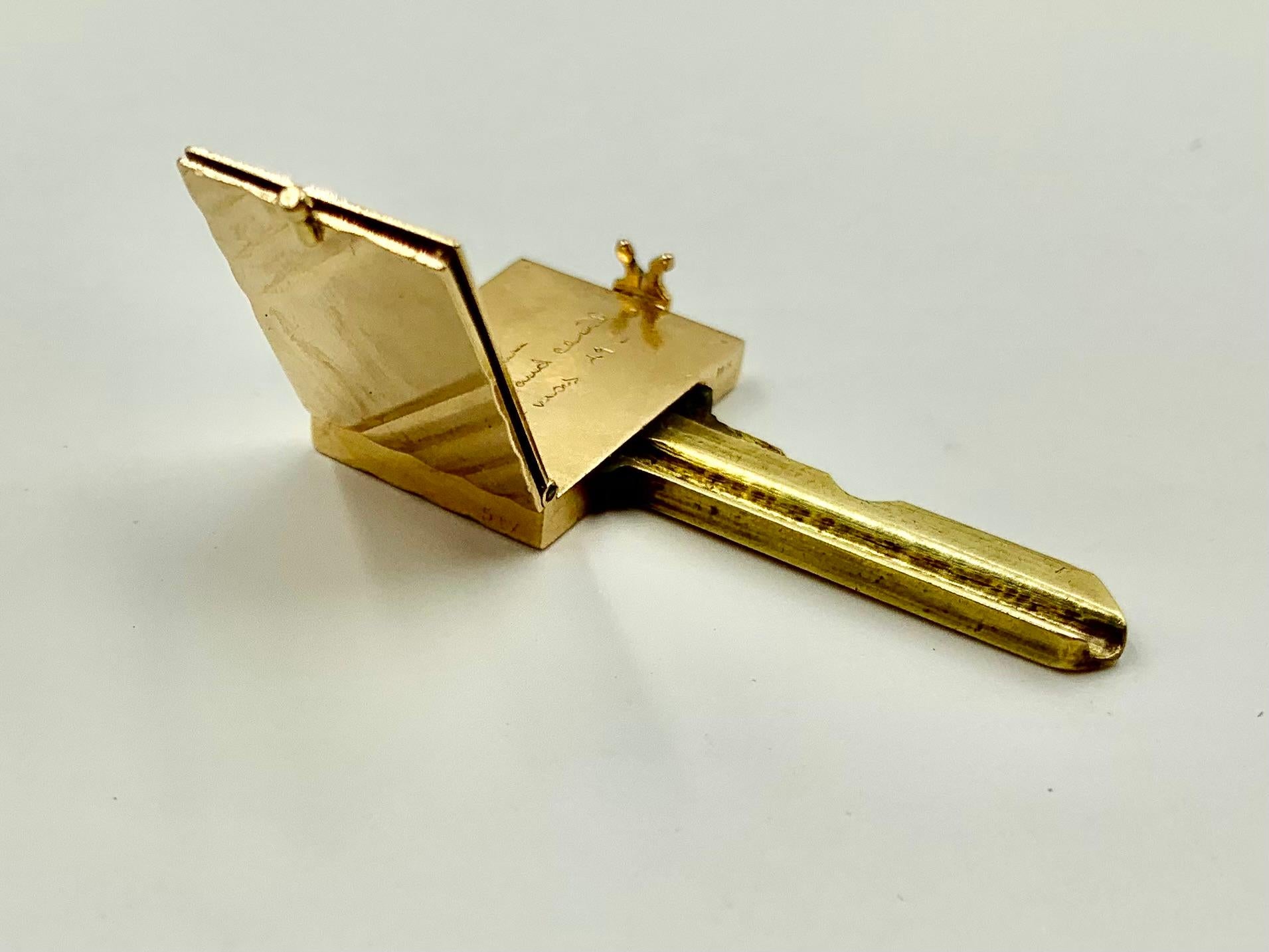 Seltene Cartier Mitte des 20. Jahrhunderts 14K Gelbgold Medaillon Buch-Schlüssel-Anhänger im Angebot 5