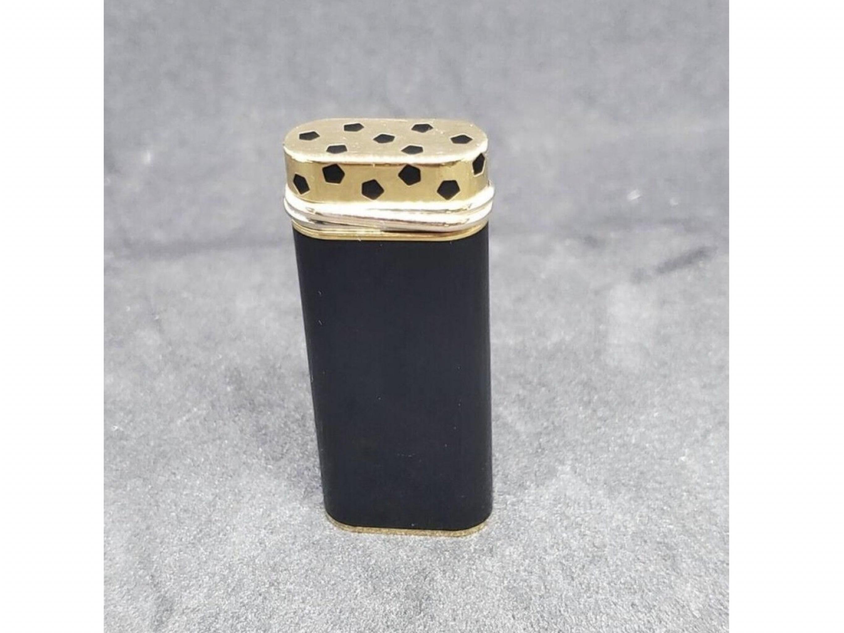 Le Must De Cartier Rare Vintage Retro “Trinity” Black Lacquer & Gold Lighter In Excellent Condition For Sale In New York, NY