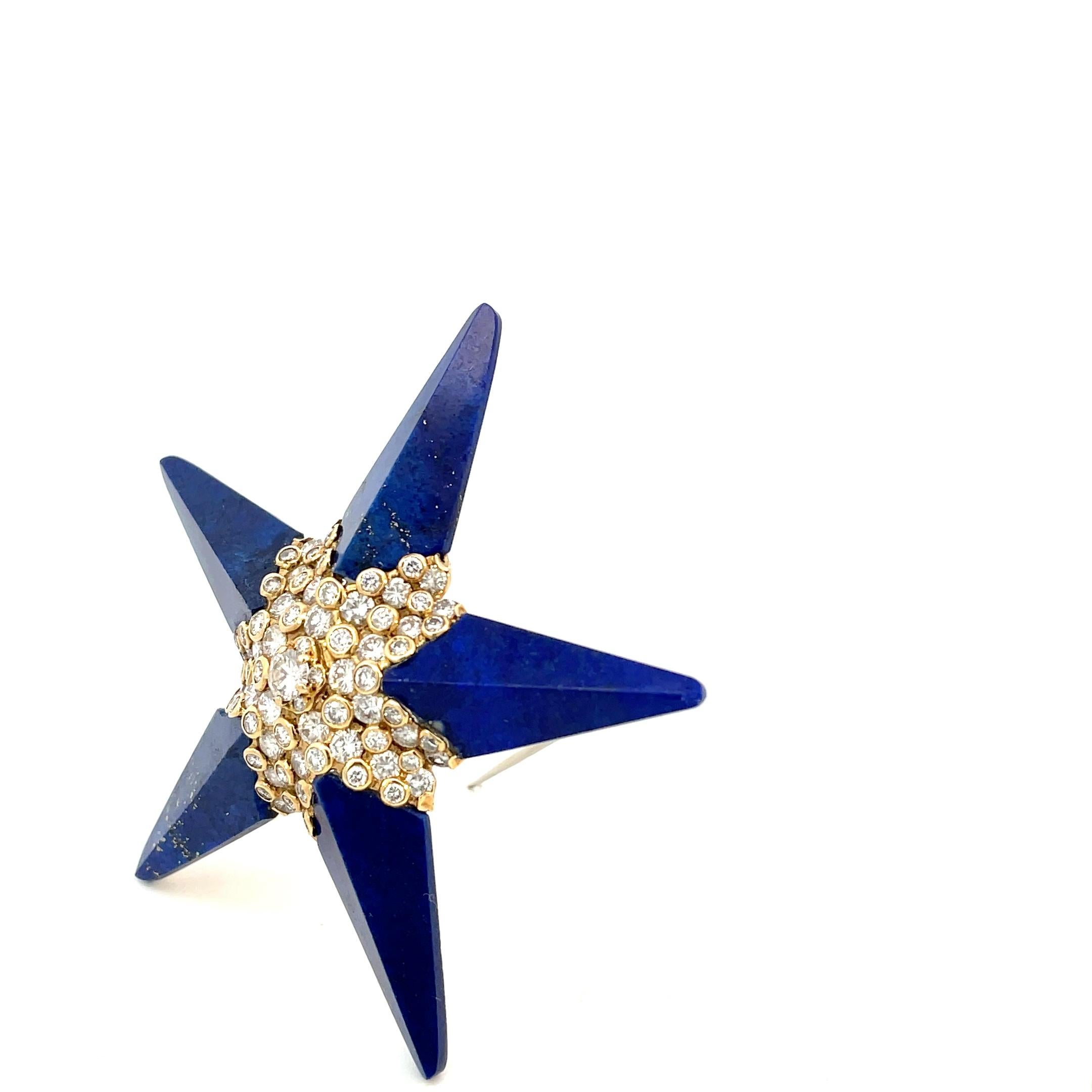Broche à pendentif étoile de Cartier, unique en son genre, datant des années 1970.
Conçue comme une étoile, sertie de lapis sculpté, rehaussée de diamants ronds.
Cette superbe broche peut être portée comme un pendentif ou comme une broche.

Diamètre