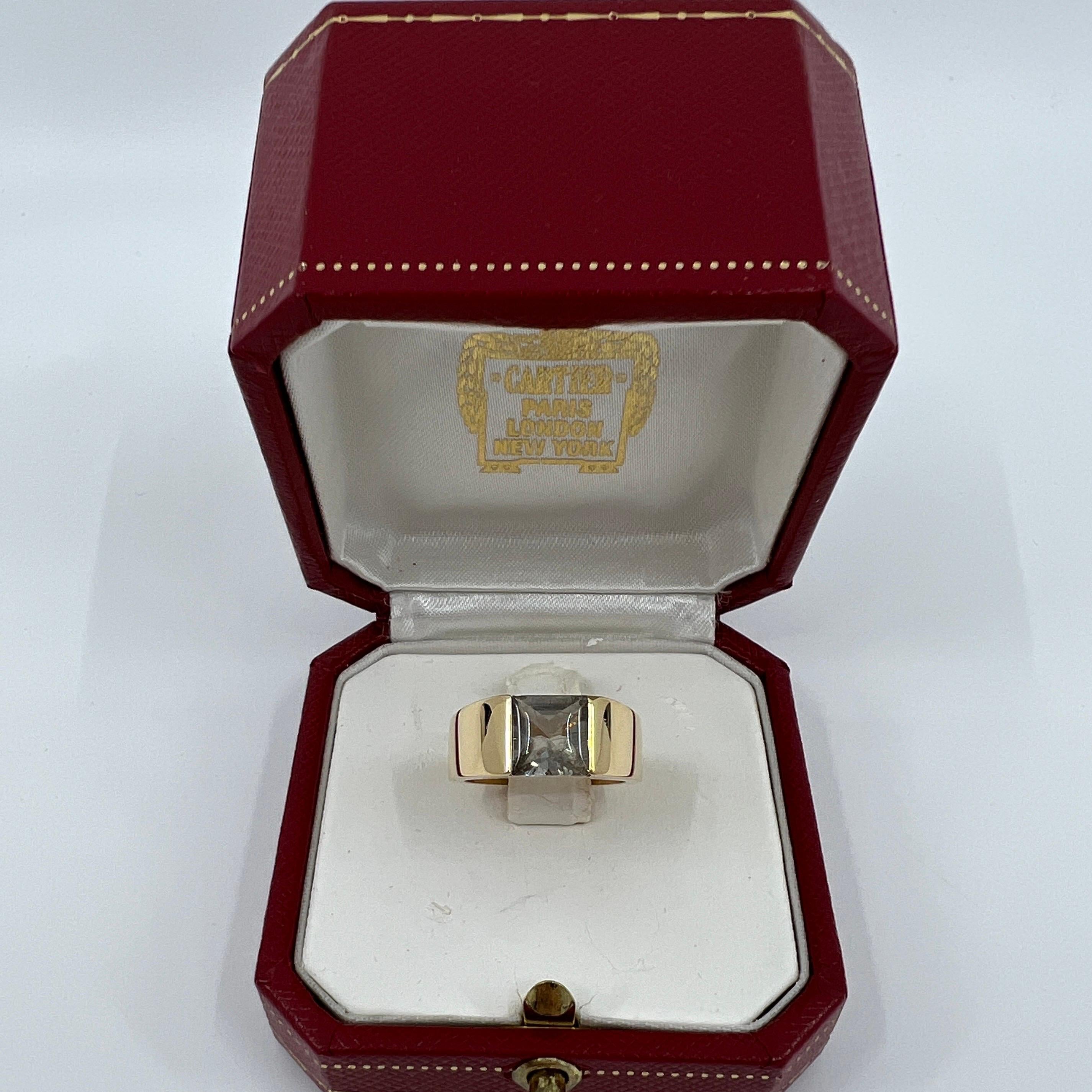 Seltene Cartier Rutilated Quarz 18k Gelbgold Tank Ring.

Atemberaubender Ring aus 18 Karat Gelbgold mit einem 8 mm großen Rutilquarz-Edelstein in Spannungsverhältnis. 
Edle Schmuckhäuser wie Cartier verwenden nur die feinsten Edelsteine, und dieser