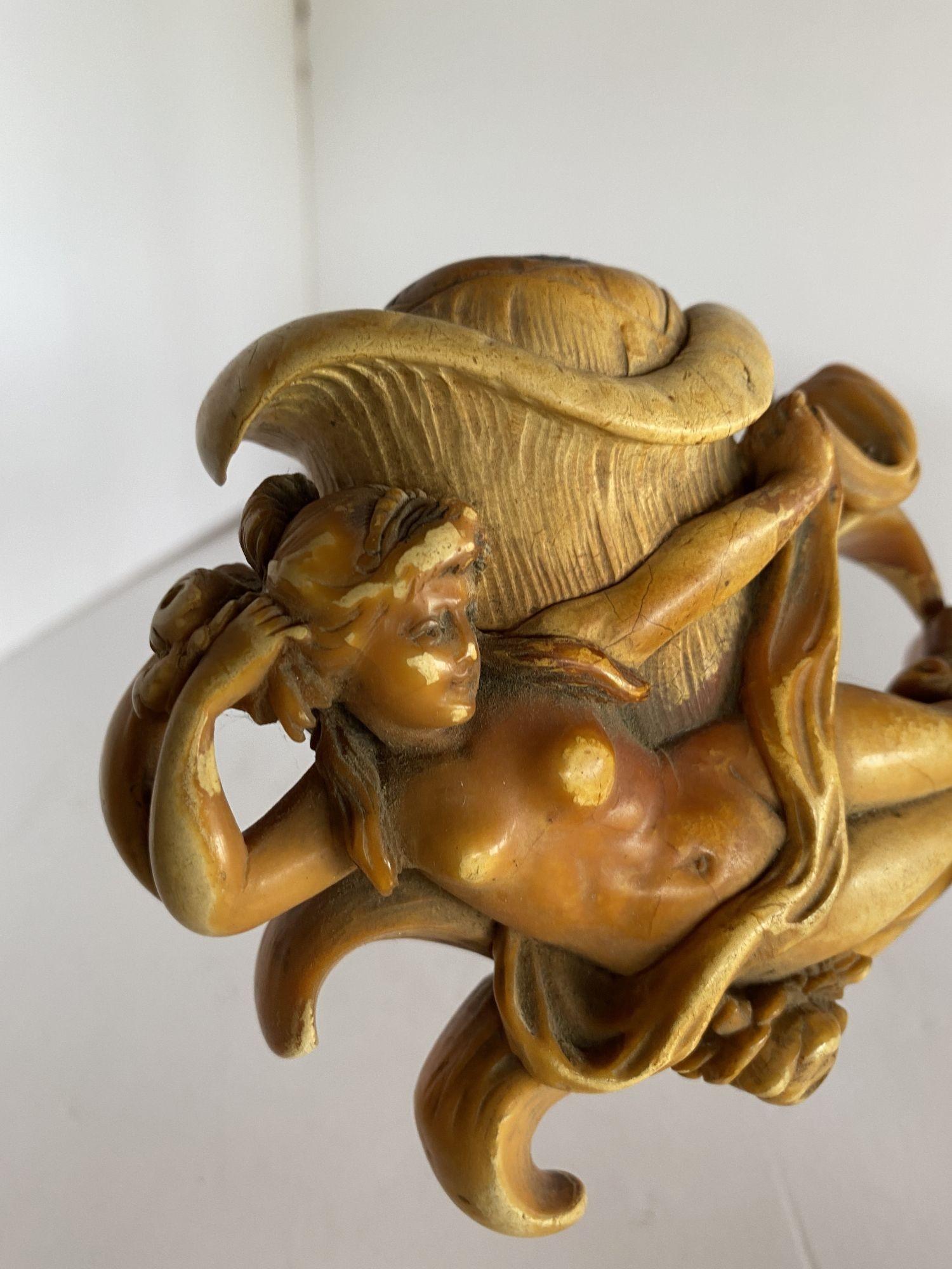 Rare pipe en écume de mer sculptée à la main d'une déesse nue, dans son étui.
 
Date d'environ 1890.
 