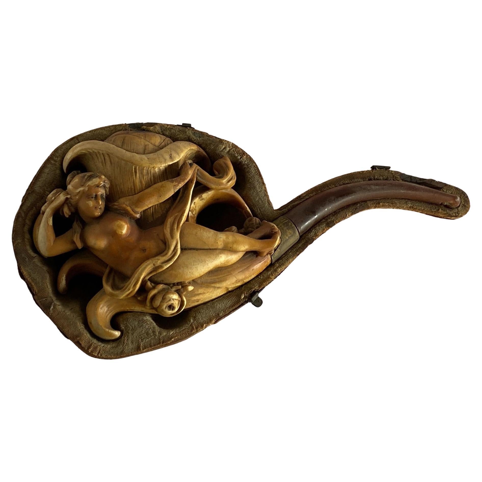 Rare pipe de déesse nue sculptée à la main en écume de mer dans un coffret, vers 1890 en vente