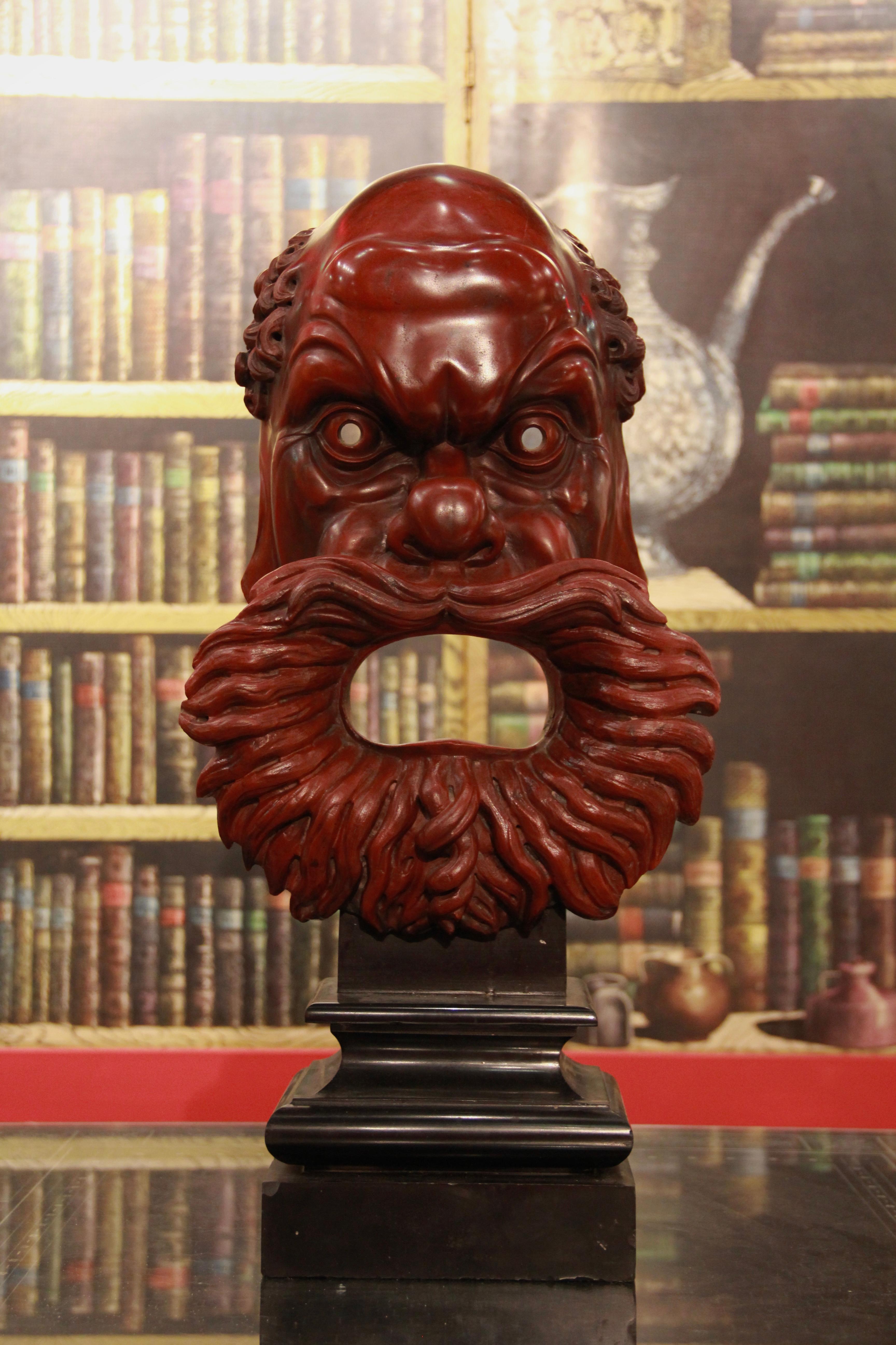 Seltene geschnitzte Rosso-Antico-Maske in der Art von Benedetto Boschetti (1820-1860) (19. Jahrhundert) im Angebot