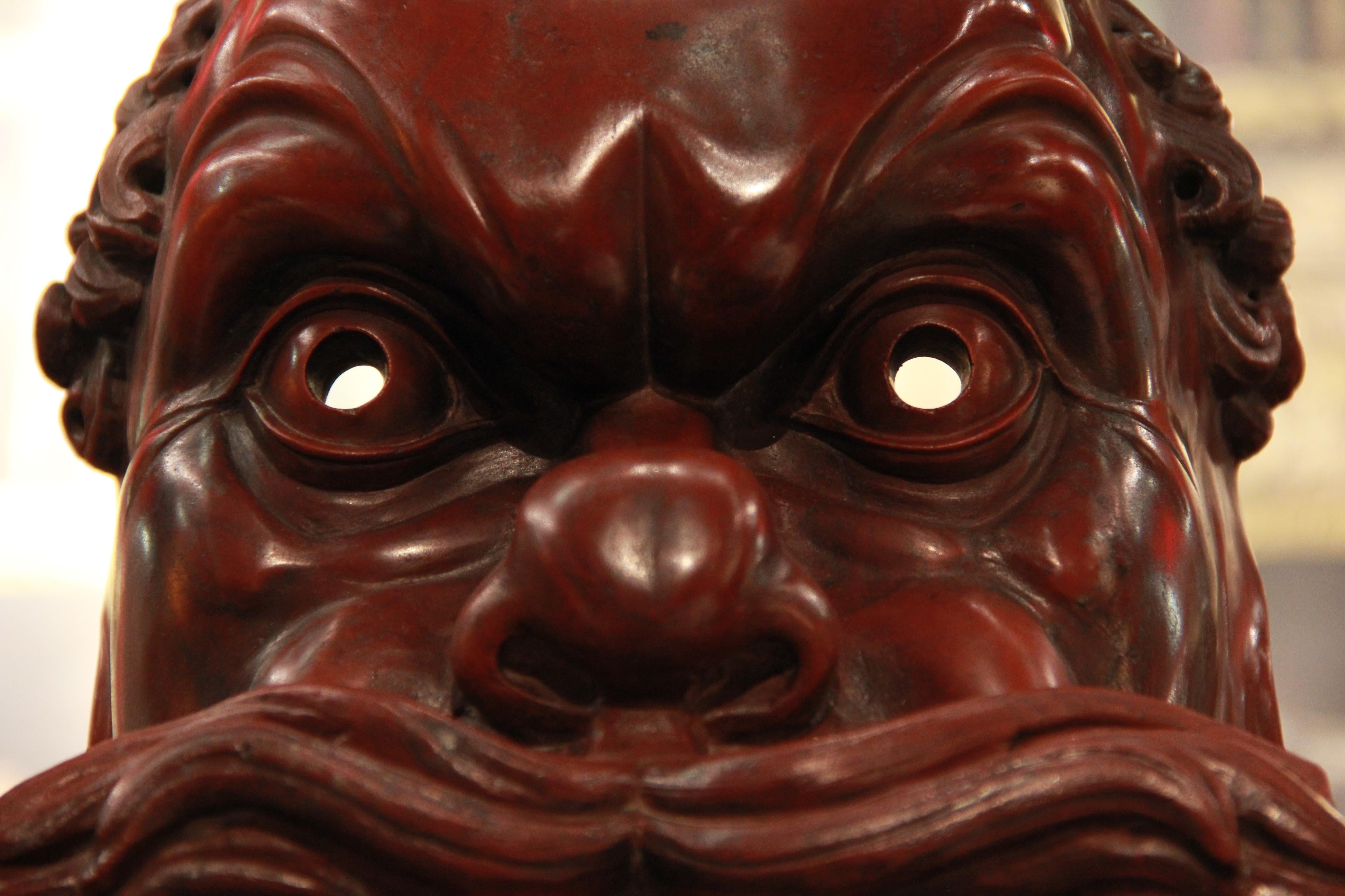 Seltene geschnitzte Rosso-Antico-Maske in der Art von Benedetto Boschetti (1820-1860) (Belgischer schwarzer Marmor) im Angebot