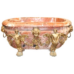Rara vasca da bagno francese intagliata in marmo massiccio di Rouge e bronzo figurato, anni '30 circa
