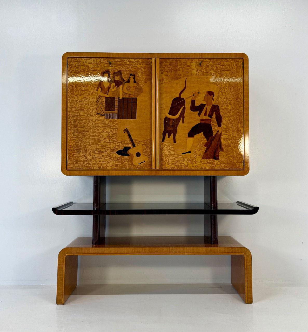 Hervorragender Barschrank im Art-déco-Stil, entworfen von Cassi Ramelli in Italien 1936-1937, dokumentiert im Archivio Anzani.
Der Schrank ist aus Ahorn und Leder gefertigt, die Front ist mit feiner Akazienwurzel verkleidet. Im oberen Teil sind zwei