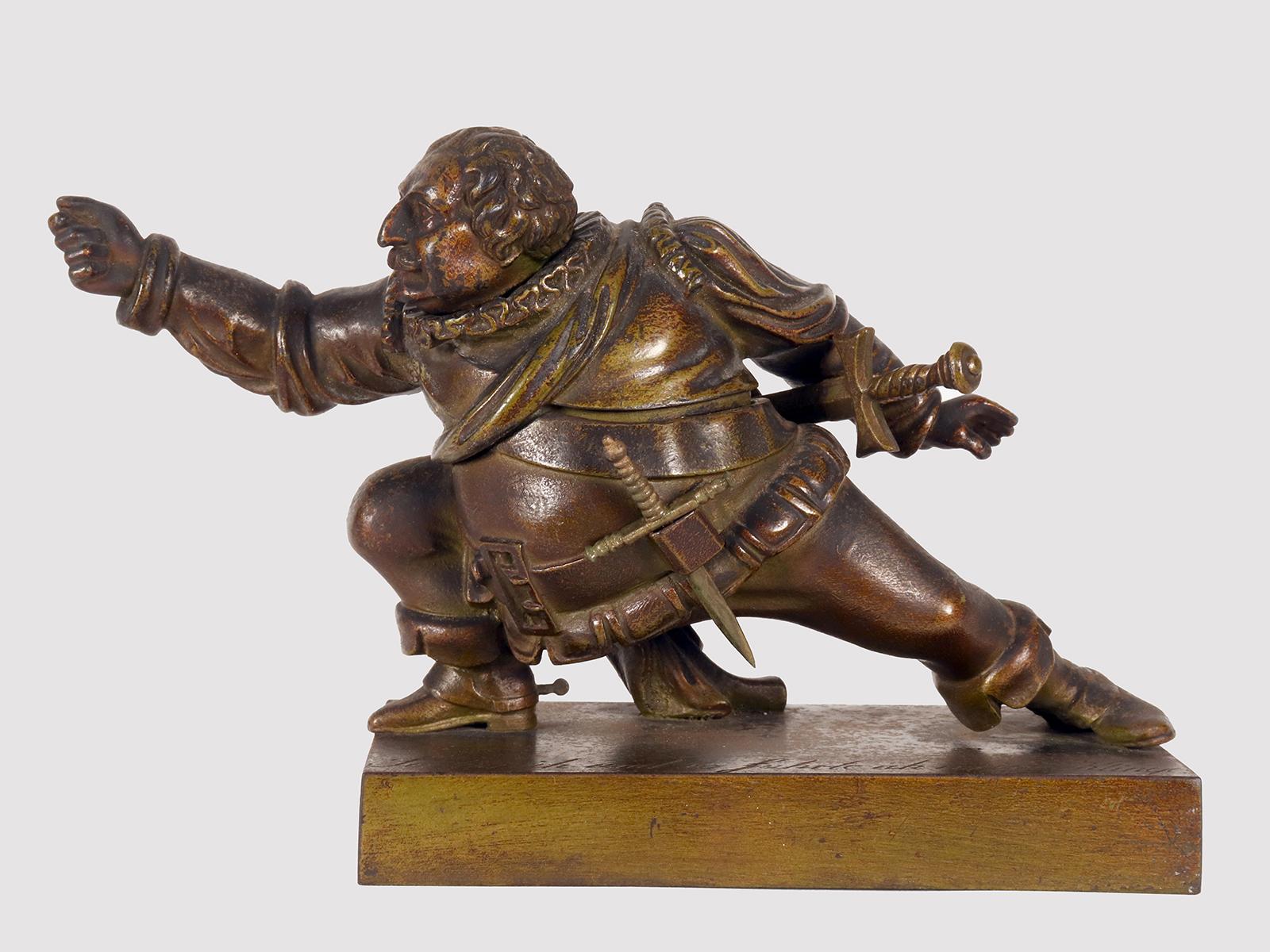 Raro calamaio e paletta del XIX secolo in fusione di ottone patinato al bronzo, con dettagli dorati, raffigurante John Falstaff, ispirato a Friedrich Wilhelm August Castner. Composto da cinque pezzi staccabili. La testa funge da coperchio per la