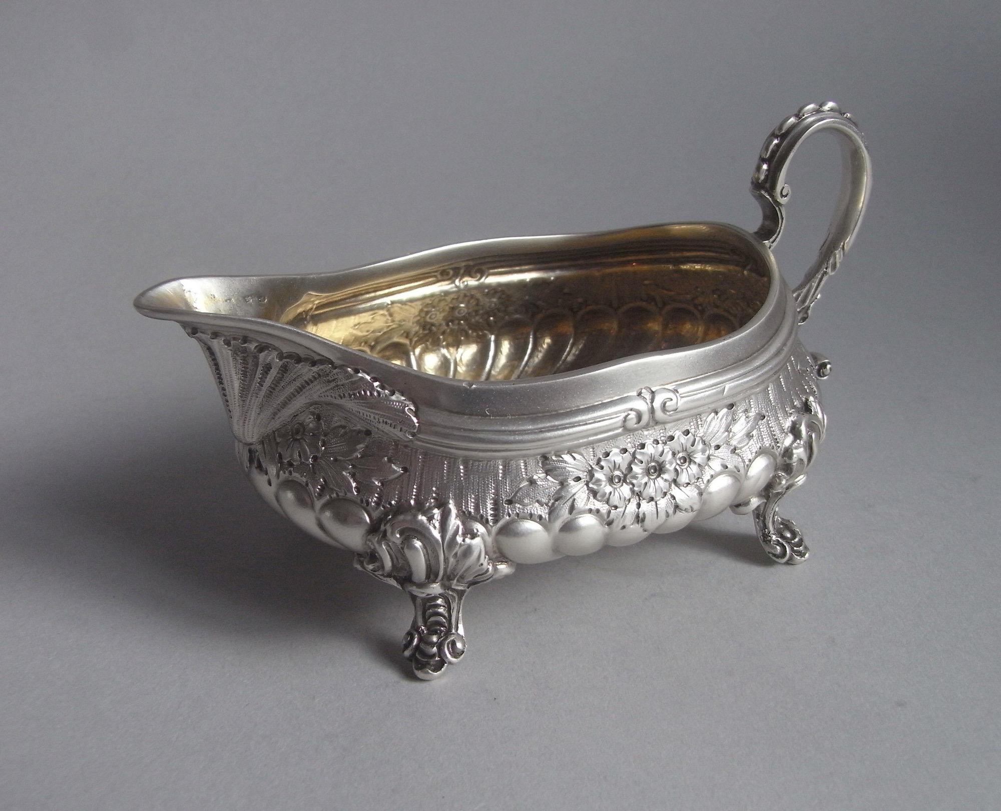 Rare barque à crème en fonte, à la manière de Paul De Lamerie, fabriquée à Londres en 1890 par Frederick Bradford Mccrea.

Le Bateau en Crème coulée est d'un design très inhabituel à la manière de Paul De Lamerie. Cette pièce repose sur quatre pieds