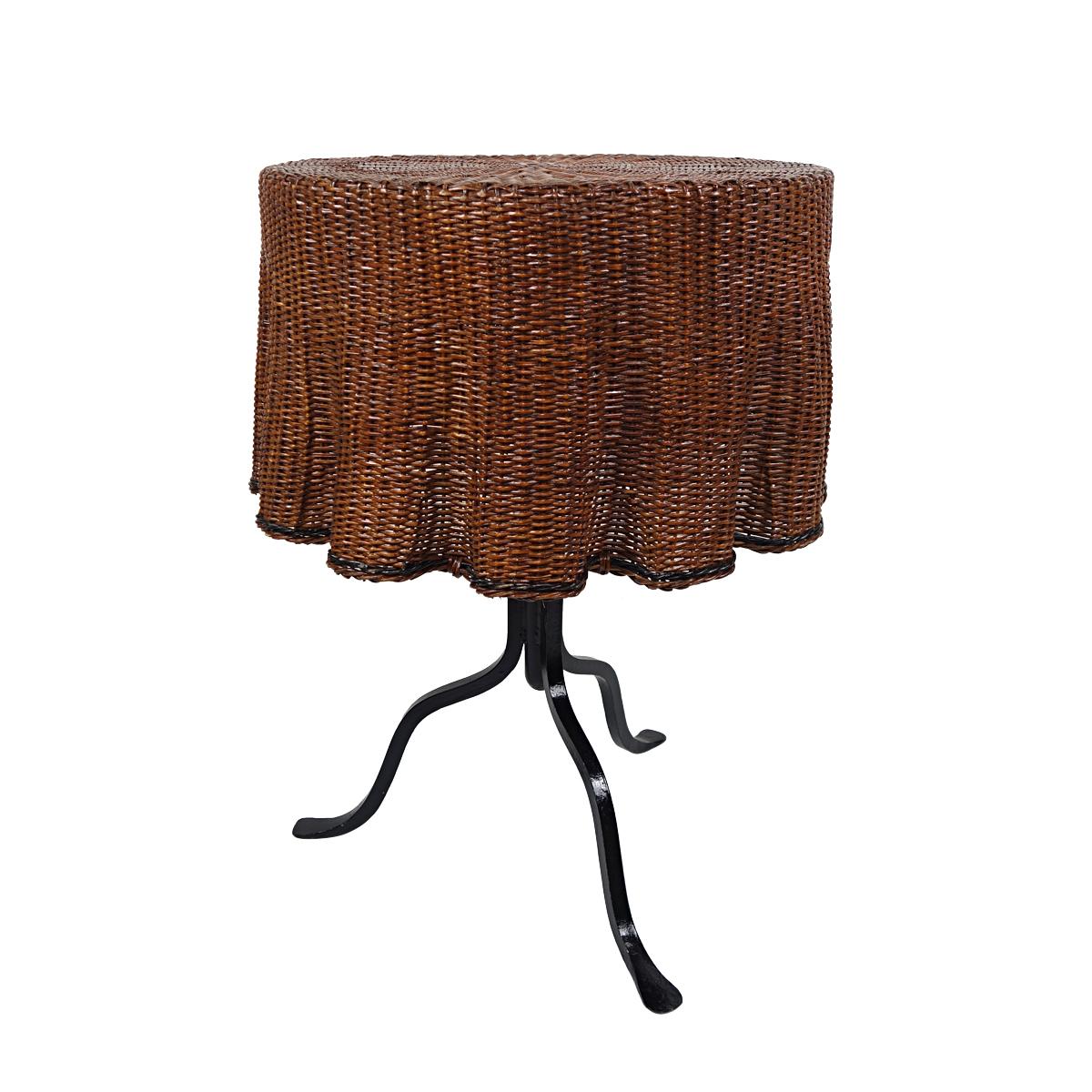 Rare iron cast coffee table with rattan top in the shape of a table cloth dating from the first half of the last century.
Optical illusion with a twist. That certainly goes for this very original heavily made table with stiffened table cloth. This