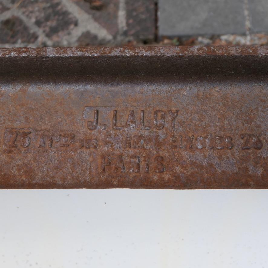 Entdecken Sie ein außergewöhnliches Stück: dieses authentische und seltene gusseiserne Waschbecken, das im Herzen von Paris in einer ehemaligen Dampffabrik an den berühmten Champs-Élysées geschmiedet wurde. Diese Fabrik, deren Ruf im 19. Jahrhundert