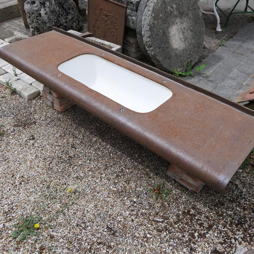 Seltene gusseiserne Stallspüle aus einer historischen Champs-Élysées-Dampffabrik, Paris im Zustand „Relativ gut“ im Angebot in COULLONS, FR