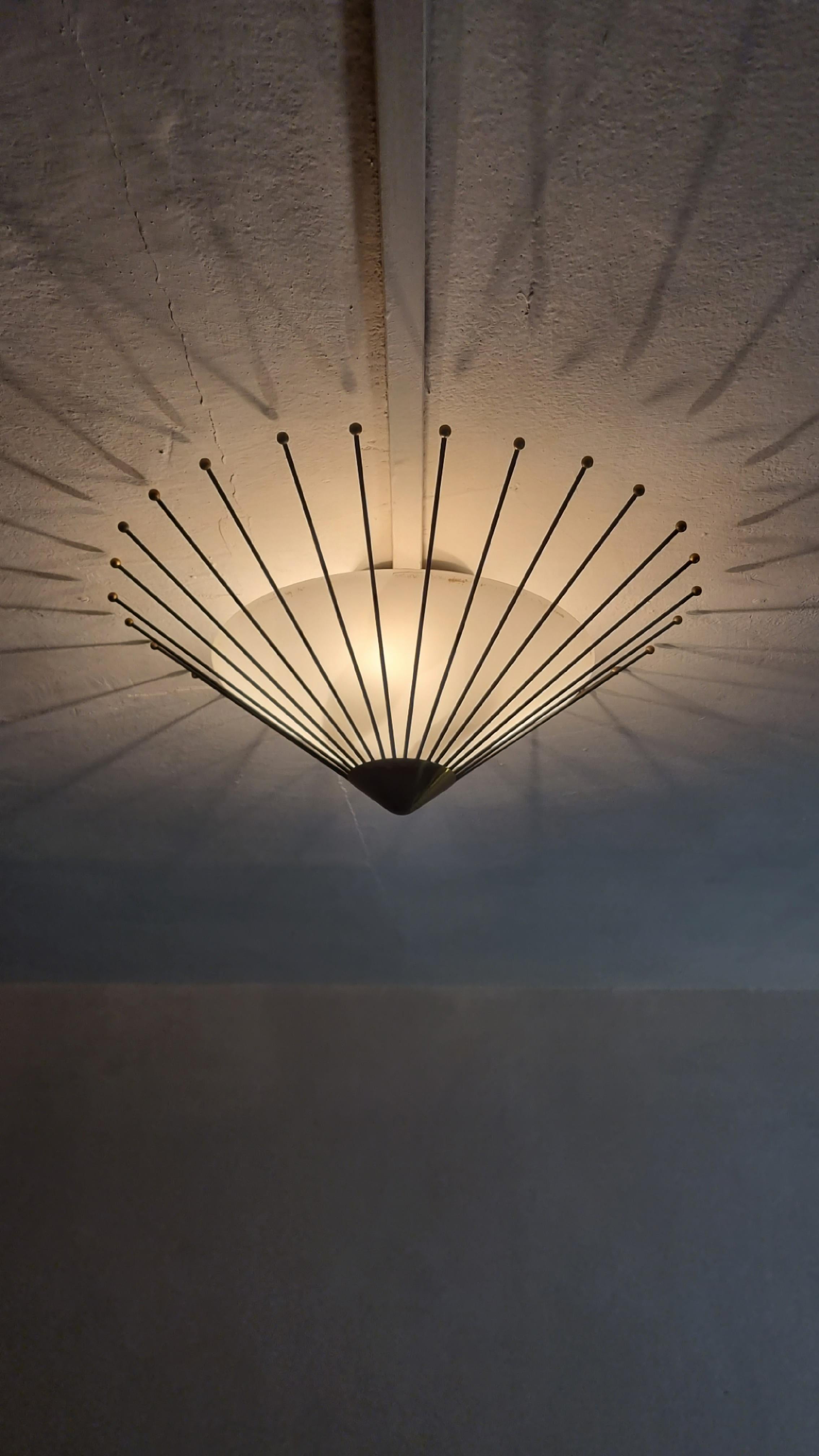 Rara lampada a soffitto disegnata da Angelo Lelii per Arredoluce negli anni 50. 
Struttura in ottone verniciato, diffusore in vetro satinato, eccellenti condizioni.
La lampada può essere utilizzata come plafoniera a soffitto o parete ma anche come