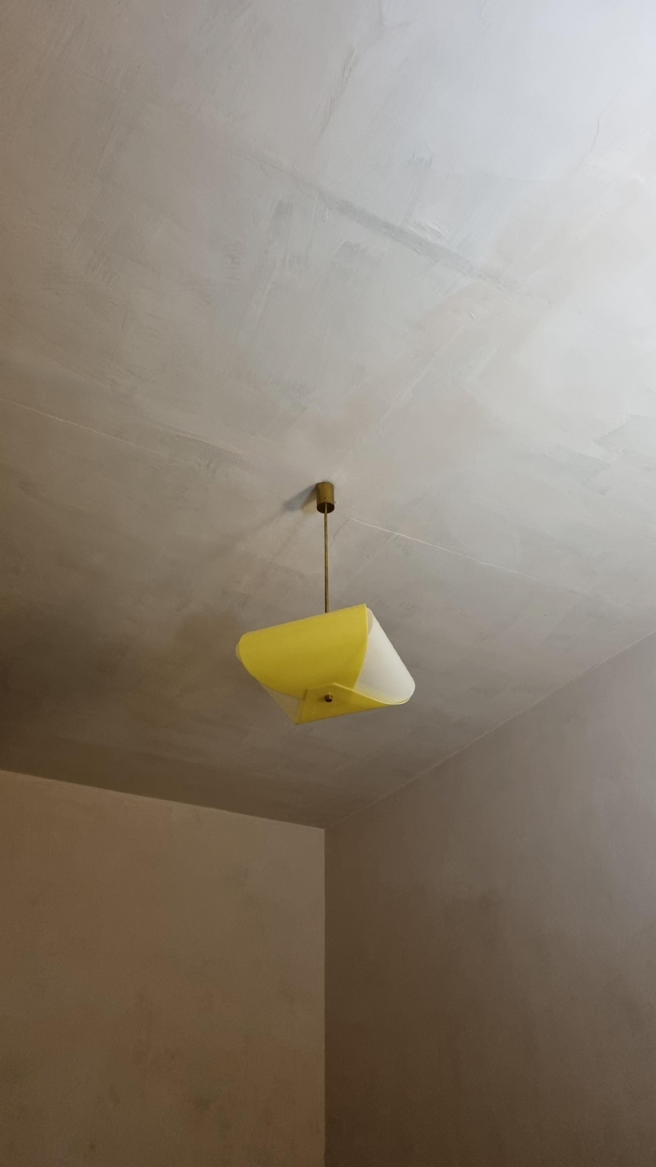 Rara lampada a soffitto disegnata da Angelo Lelii per Arredoluce, 1958. 
Struttura in ottone, diffusori in plexiglass bianco e giallo, eccellenti condizioni.
Modello ampiamente documentato nella bibliografia Arredoluce catalogo ragionato a cura di