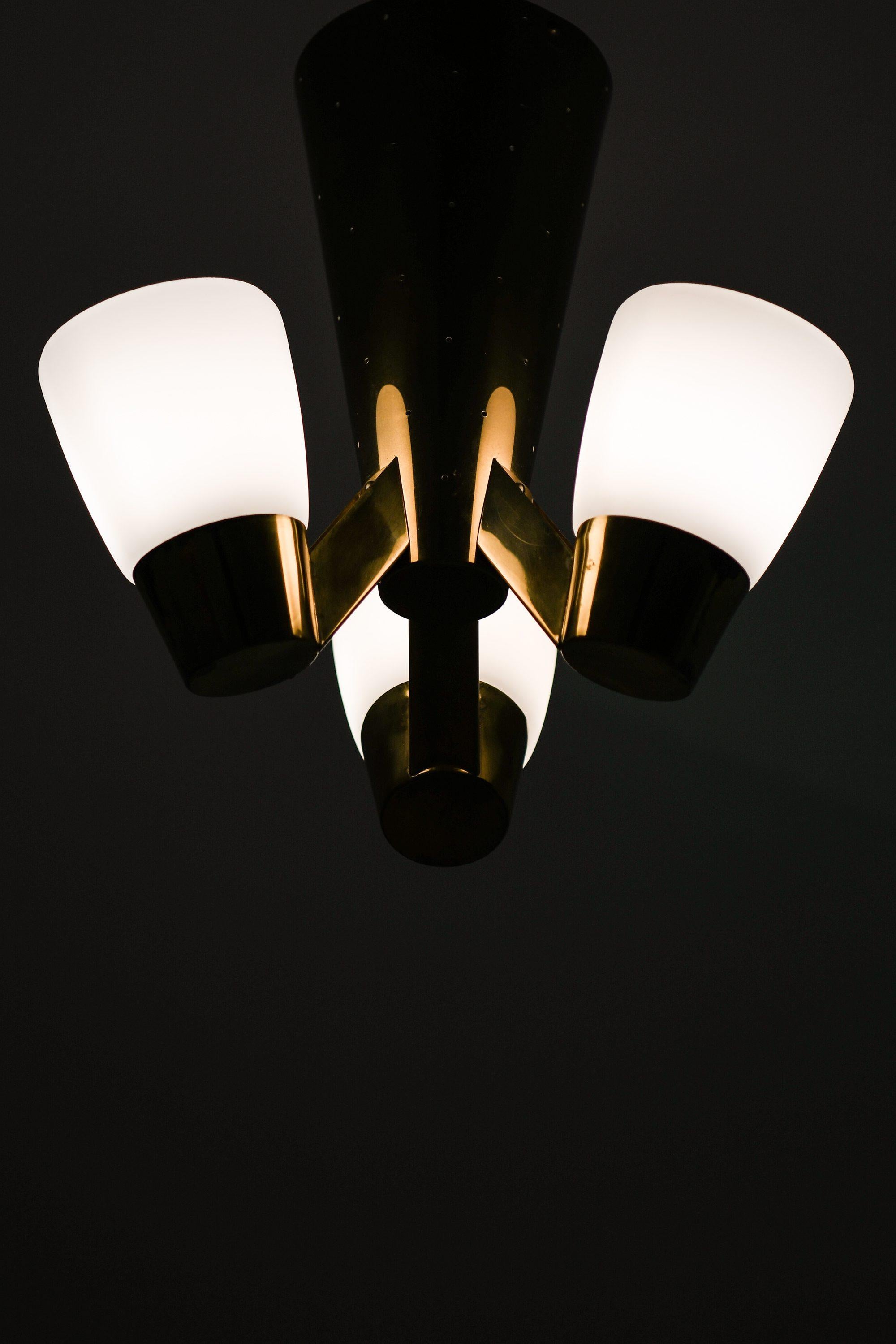 Ottone Rara lampada da soffitto in ottone e vetro opalino, anni '50 in vendita