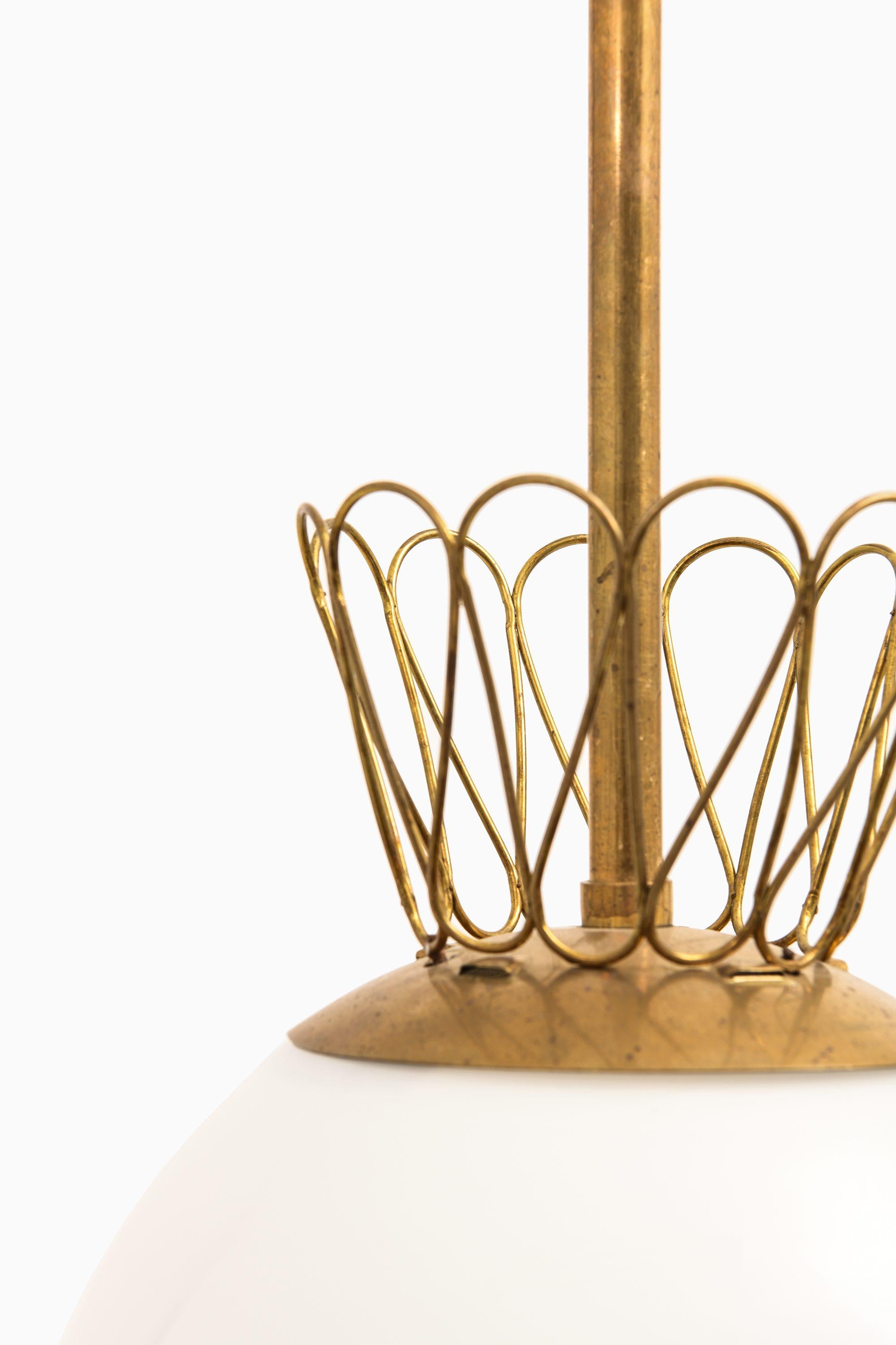 Rara lampada da soffitto in ottone e vetro opalino bianco, anni '50

Informazioni aggiuntive:
Materiale: Ottone e vetro opalino bianco
Stile: Metà secolo, Scandinavo
Probabilmente prodotto in Svezia
Dimensioni (L. x P. x H.): 20 x 20 x 75