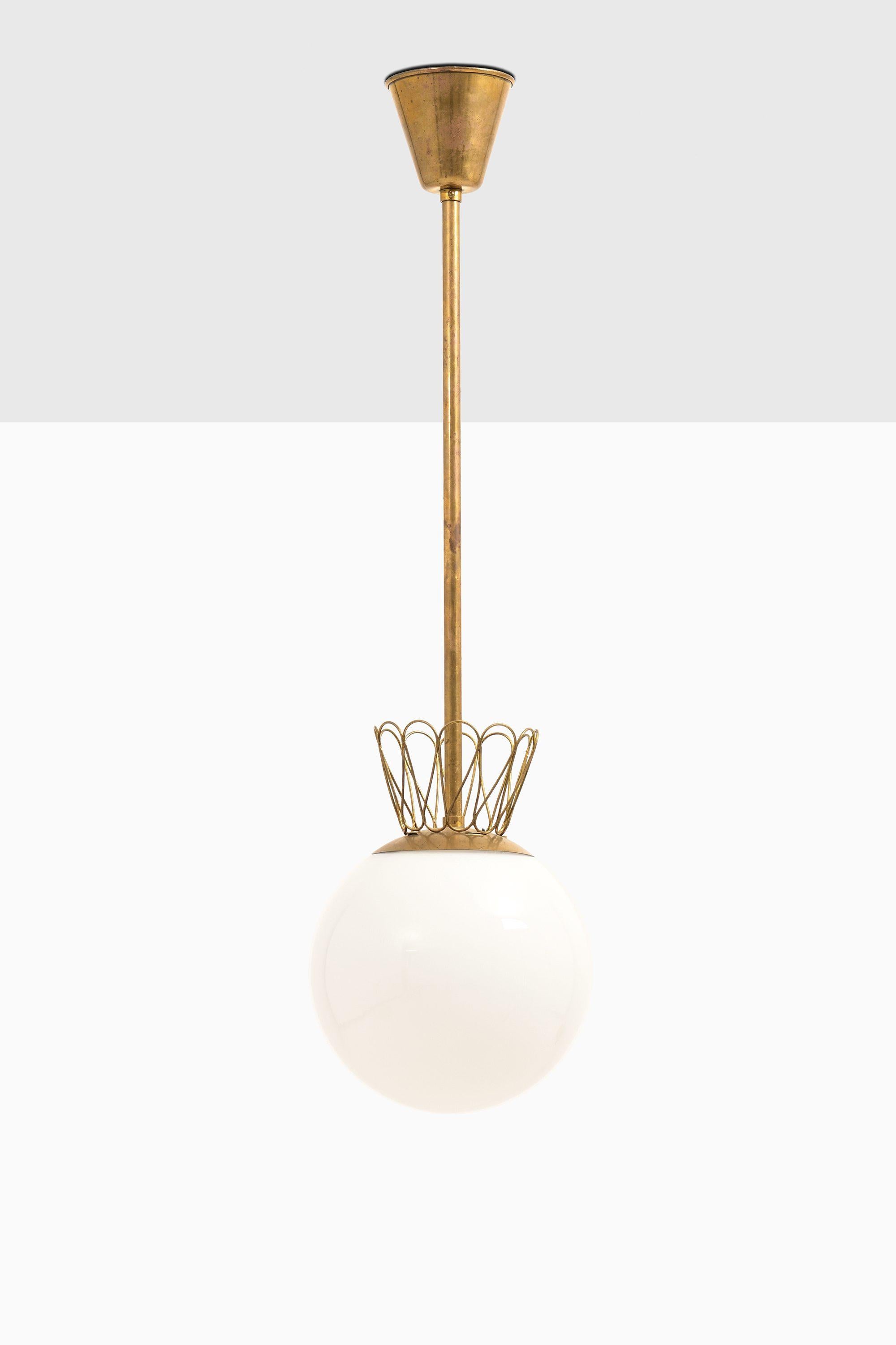 Scandinavo moderno Rara lampada da soffitto in ottone e vetro opalino bianco, anni '50 in vendita
