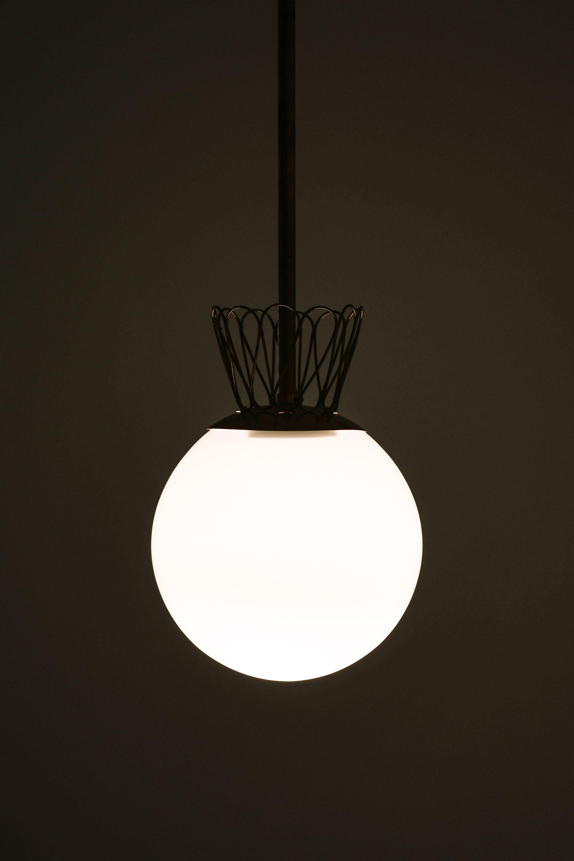 Svedese Rara lampada da soffitto in ottone e vetro opalino bianco, anni '50 in vendita