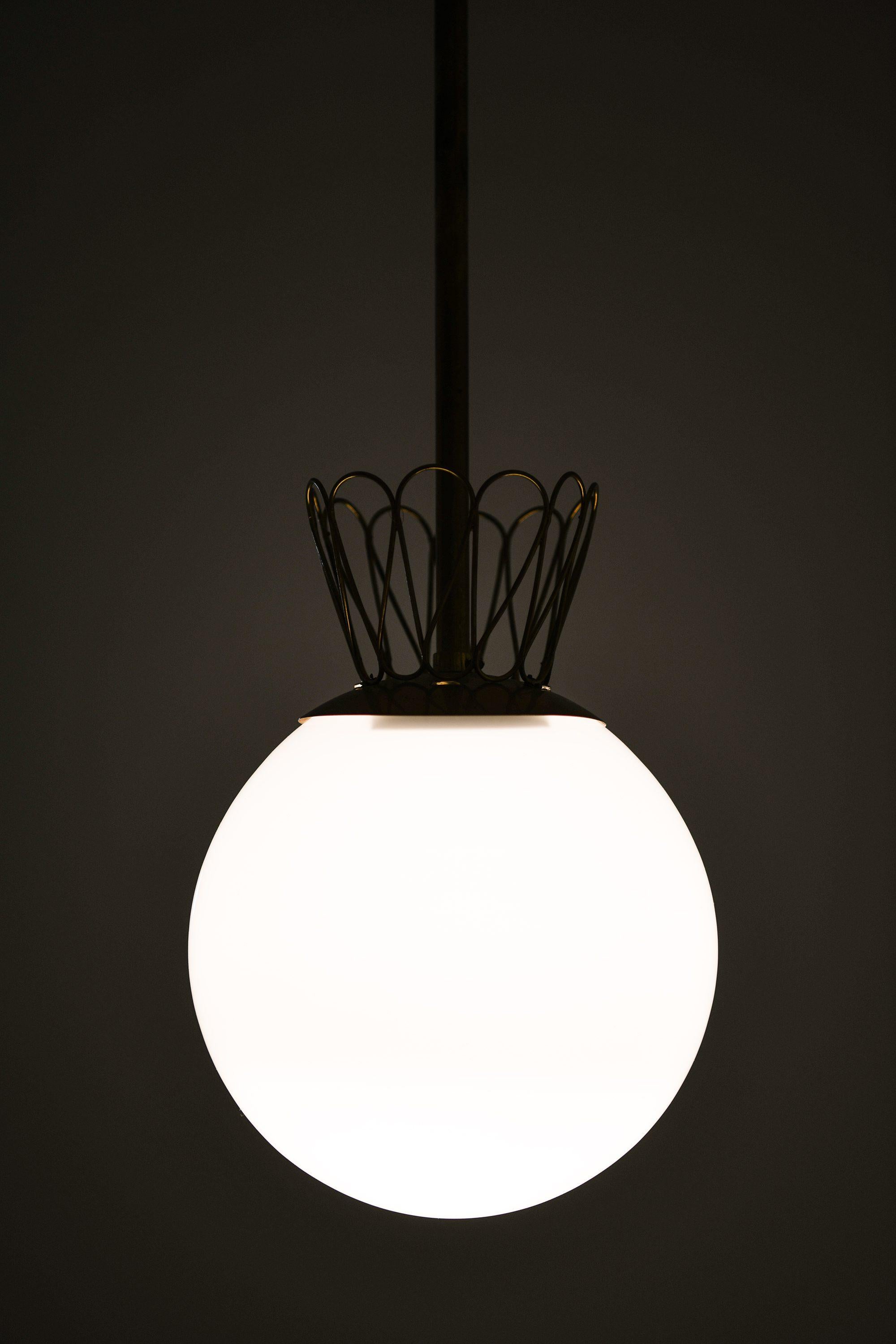 Rara lampada da soffitto in ottone e vetro opalino bianco, anni '50 In condizioni buone in vendita a Limhamn, Skåne län