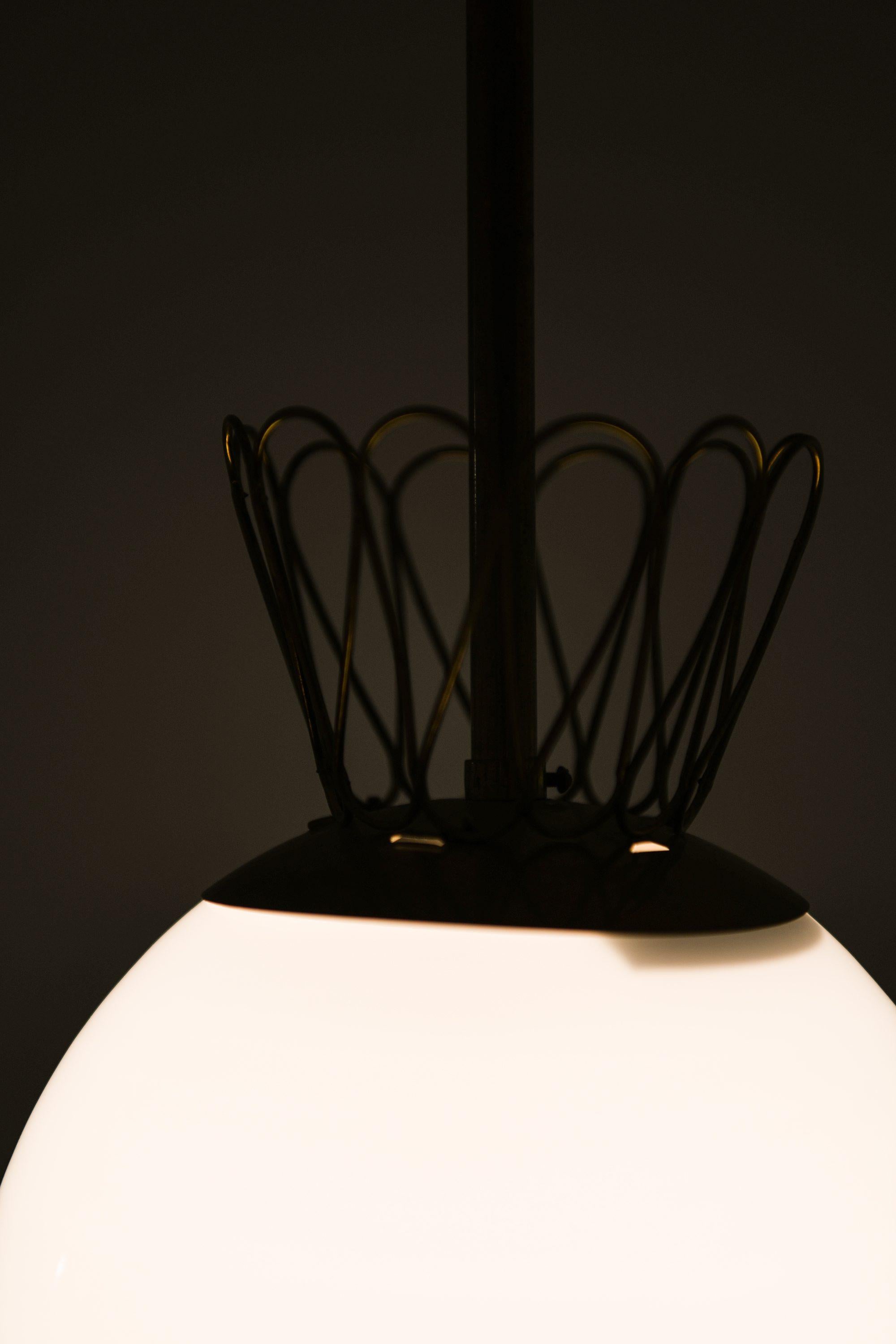 XX secolo Rara lampada da soffitto in ottone e vetro opalino bianco, anni '50 in vendita