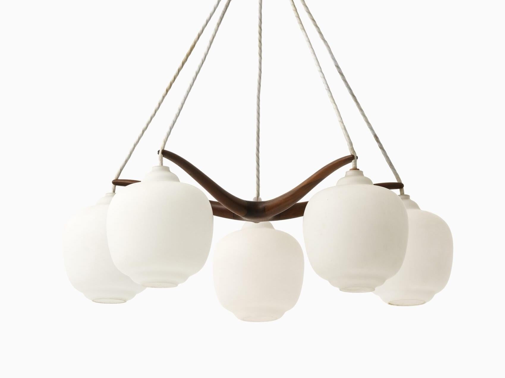 Danois Rare plafonnier en verre opalin et noyer, années 1950 en vente