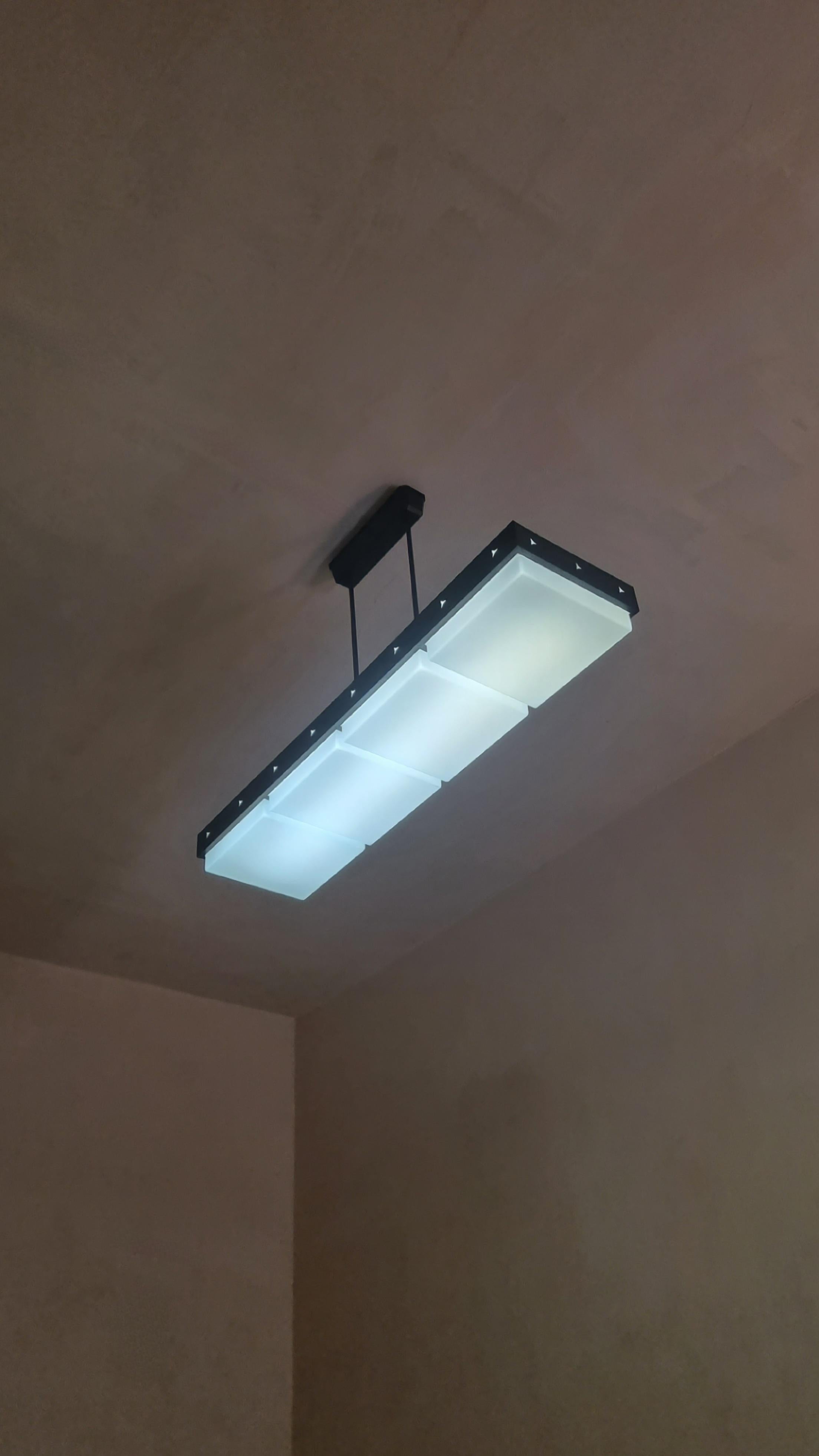 Rare ceiling lamp produced by Stilnovo , 1960s.
Painted sheet metal frame, opal perspex diffusers, neon lamps, plastic.
Good condition, slight defect on one speaker, repaired and working.
New electrical system, neon replaced.

Founded in 1946,