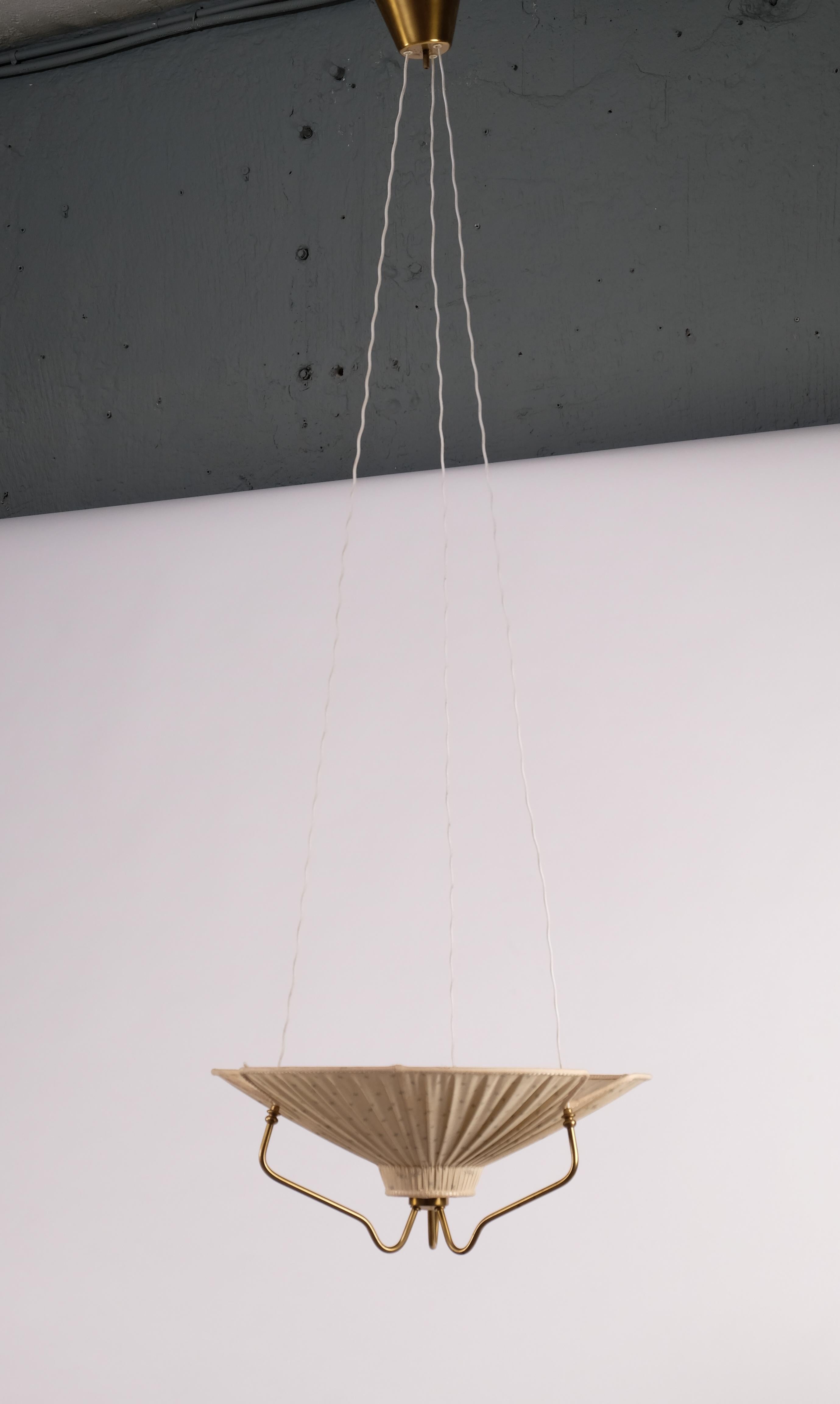 Made from brass with original fabric shade. Good vintage condition with few signs of wear and use.
Attributed to Einar Bäckström, Sweden, 1940s.
New wiring.