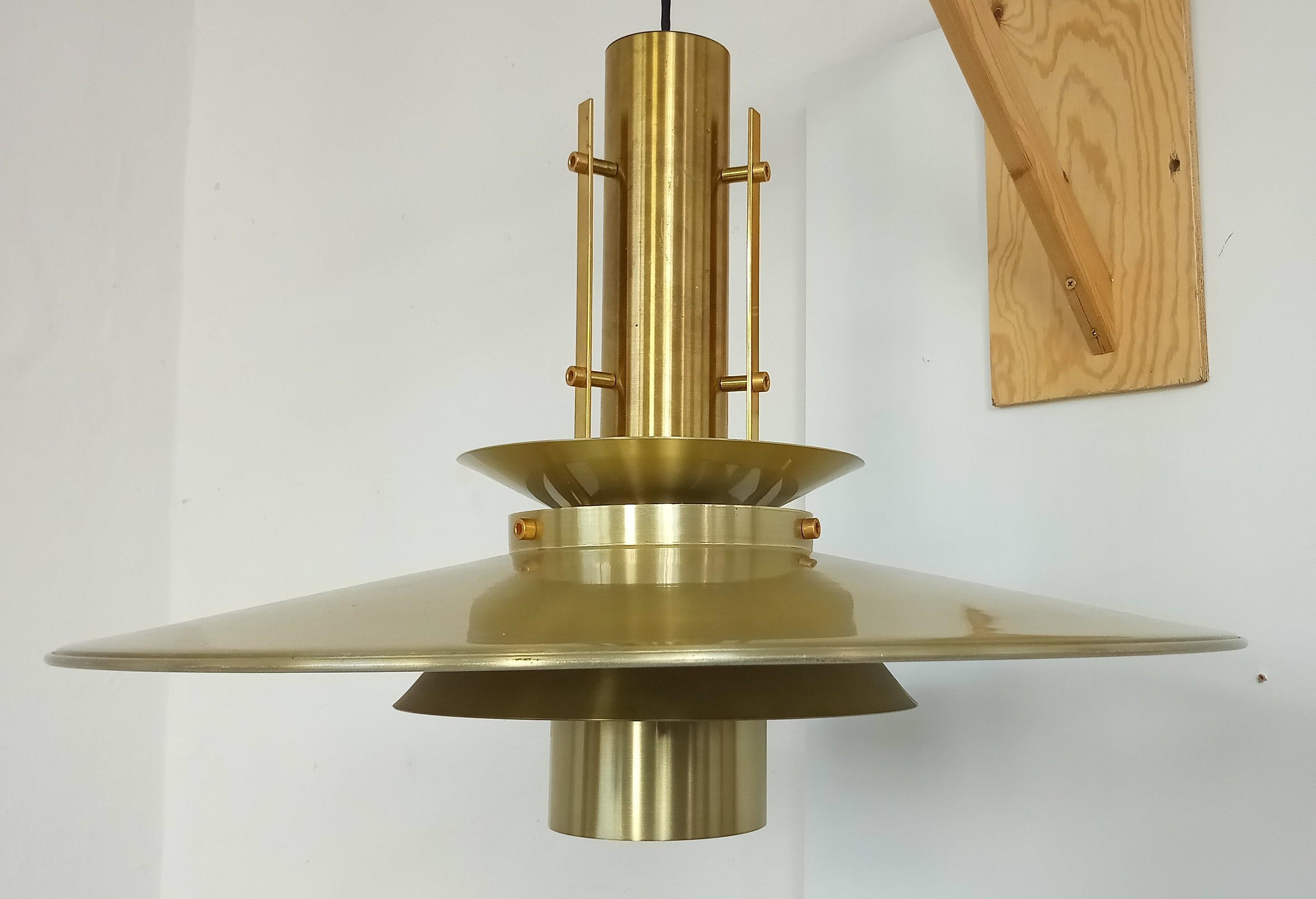 Seltene Deckenlampe aus Messing von Ph. Valentiner, Dänemark 60er Jahre 
Durchmesser: 70 cm Höhe: 45 cm