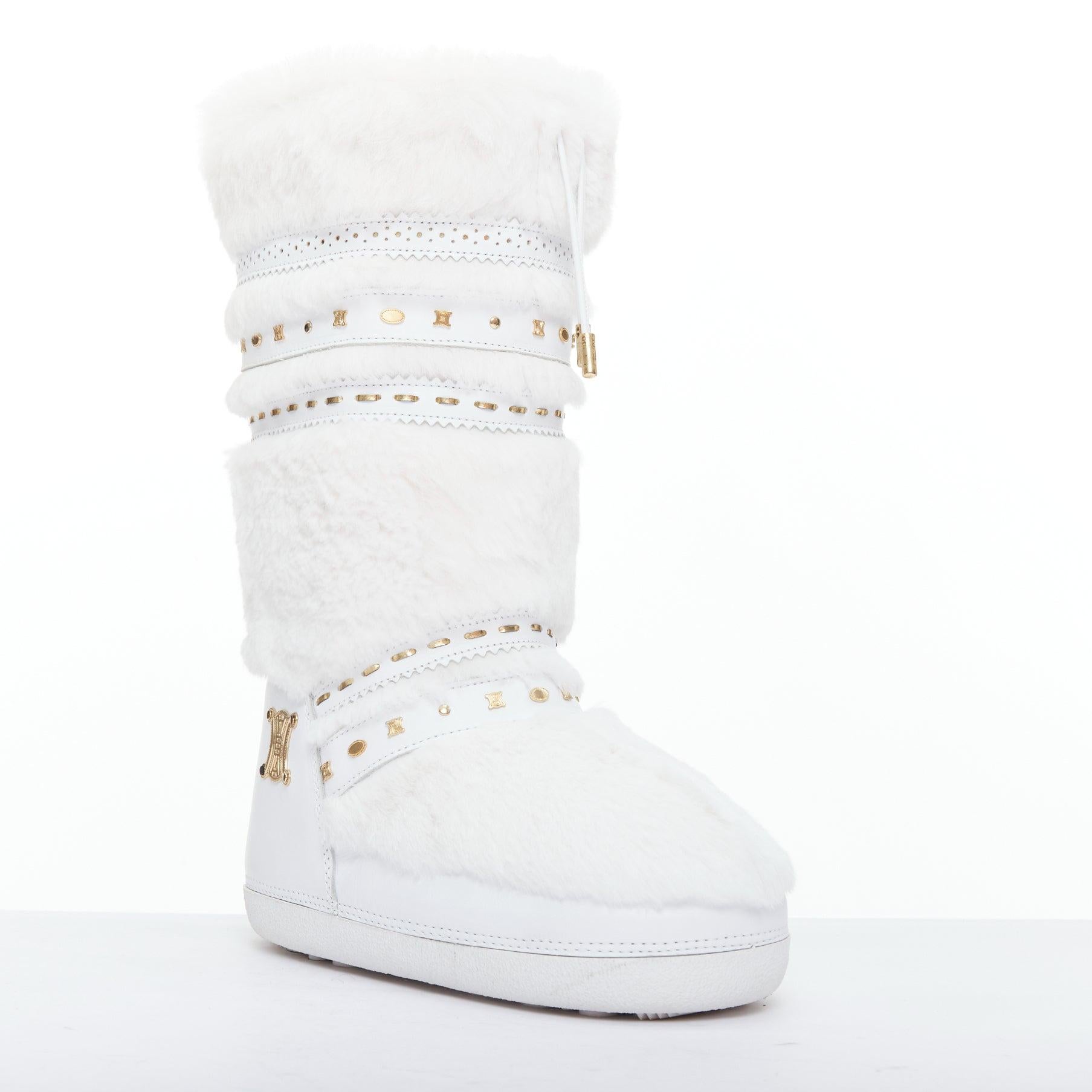rare CELINE Macadam white gold logo faux fur Triomphe snow boots EU38-40
Reference: NKLL/A00415
Brand: Celine
Model: Macadam
Material: Faux Fur, Leather
Color: White, Gold
Pattern: Solid
Closure: Slip On
Lining: Cream Fabric

CONDITION:
Condition: