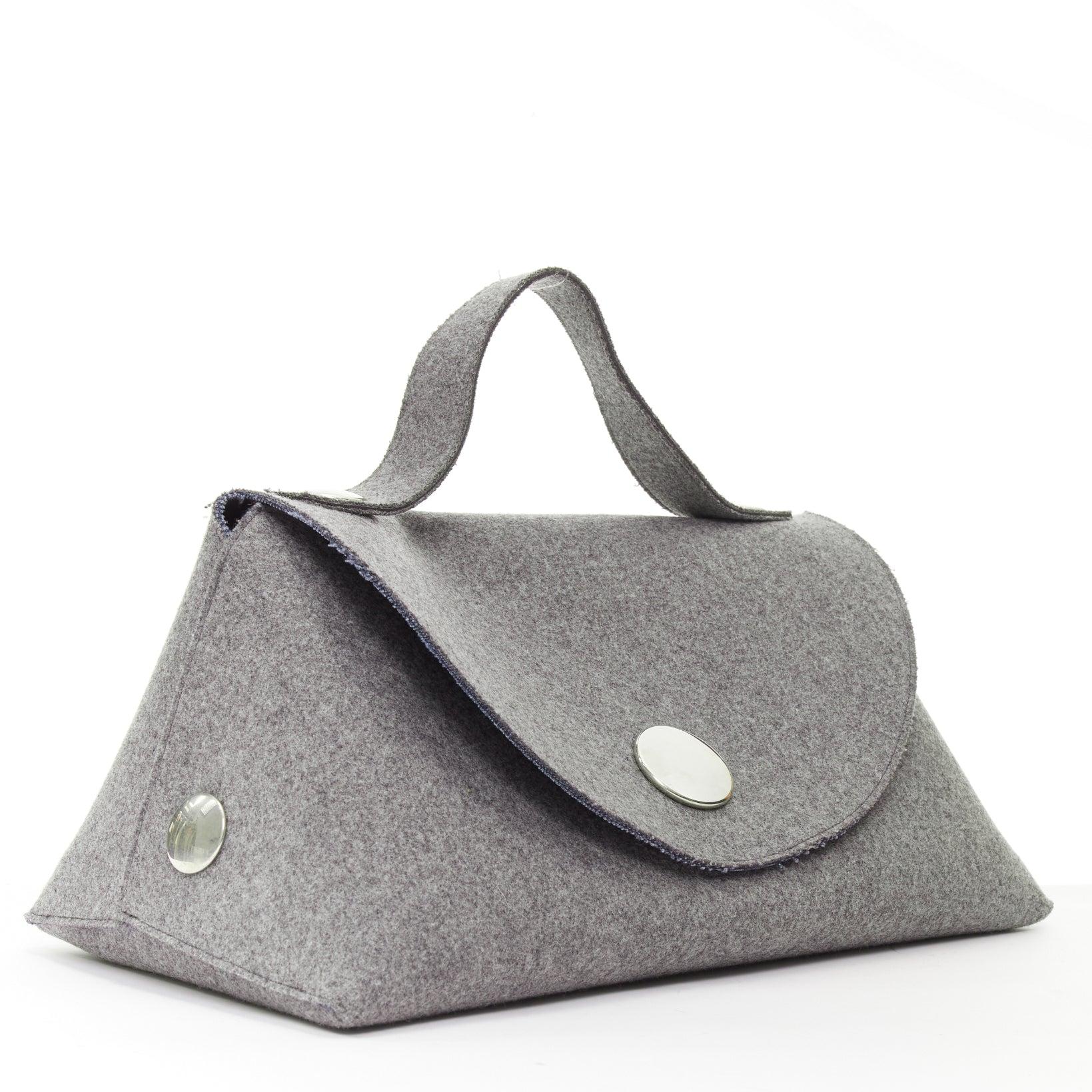 rare CELINE Phoebe Philo 2014 Runway Orb grey wool felt top handle bag
Reference: TGAS/D00982
Brand: Celine
Designer: Phoebe Philo
Model: Orb
Collection: 2014 - Runway
Material: Wool
Color: Grey, Silver
Pattern: Solid
Closure: Snap Buttons
Lining: