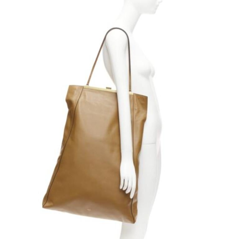 rare CELINE Phoebe Philo2017  Runway Tall Cabas Clasp brown calfskin tote bag
Reference: TGAS/D00980
Brand: Celine
Designer: Phoebe Philo
Model: Cabas Tall
Collection: 2017 - Runway
Material: Leather, Metal
Color: Brown, Gold
Pattern: Solid
Closure:
