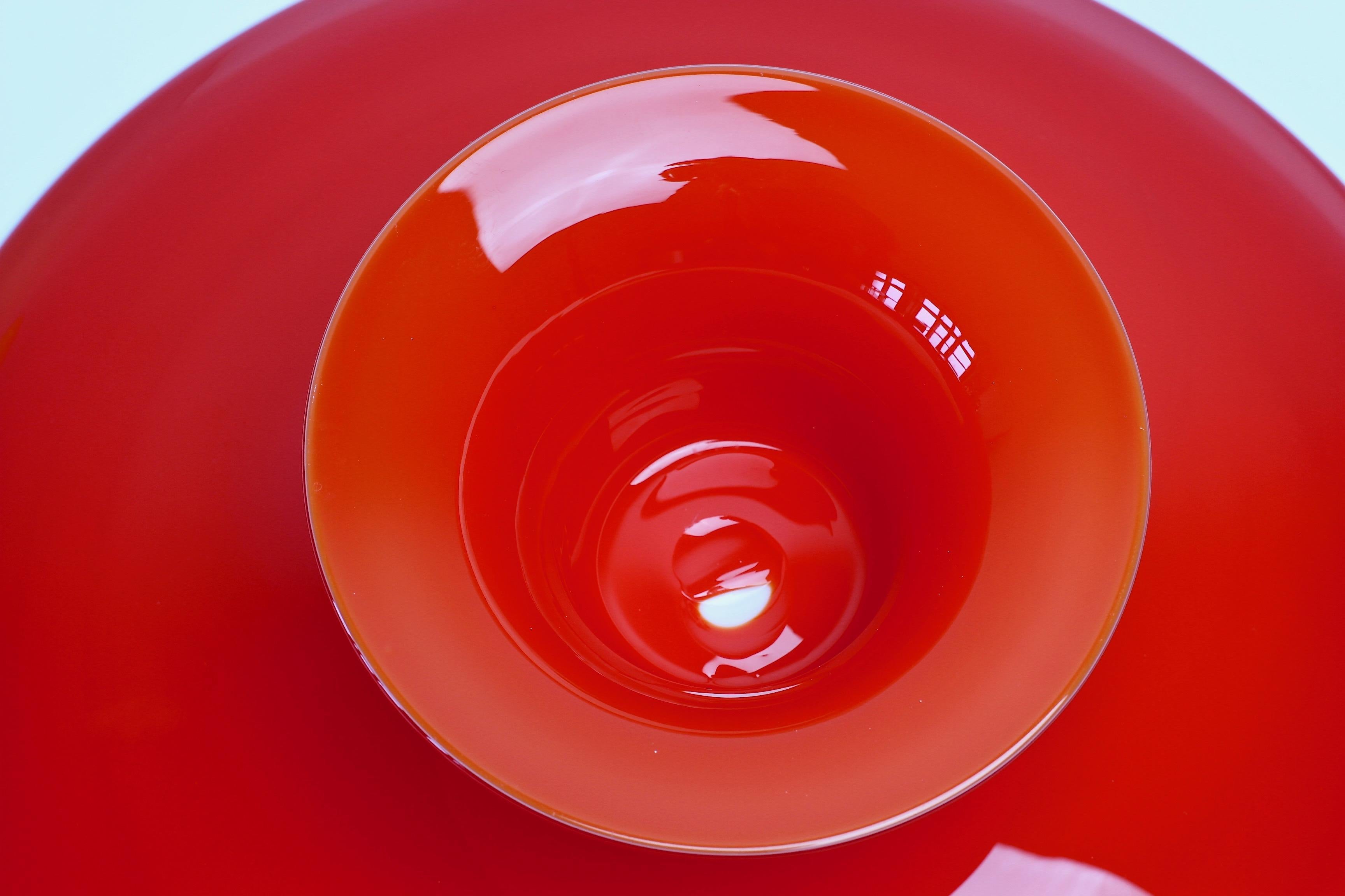 Seltener Cenedese Vintage Italienischer Muranoglas-Tortenständer aus lebhaftem rotem Glas im Zustand „Hervorragend“ im Angebot in Landau an der Isar, Bayern