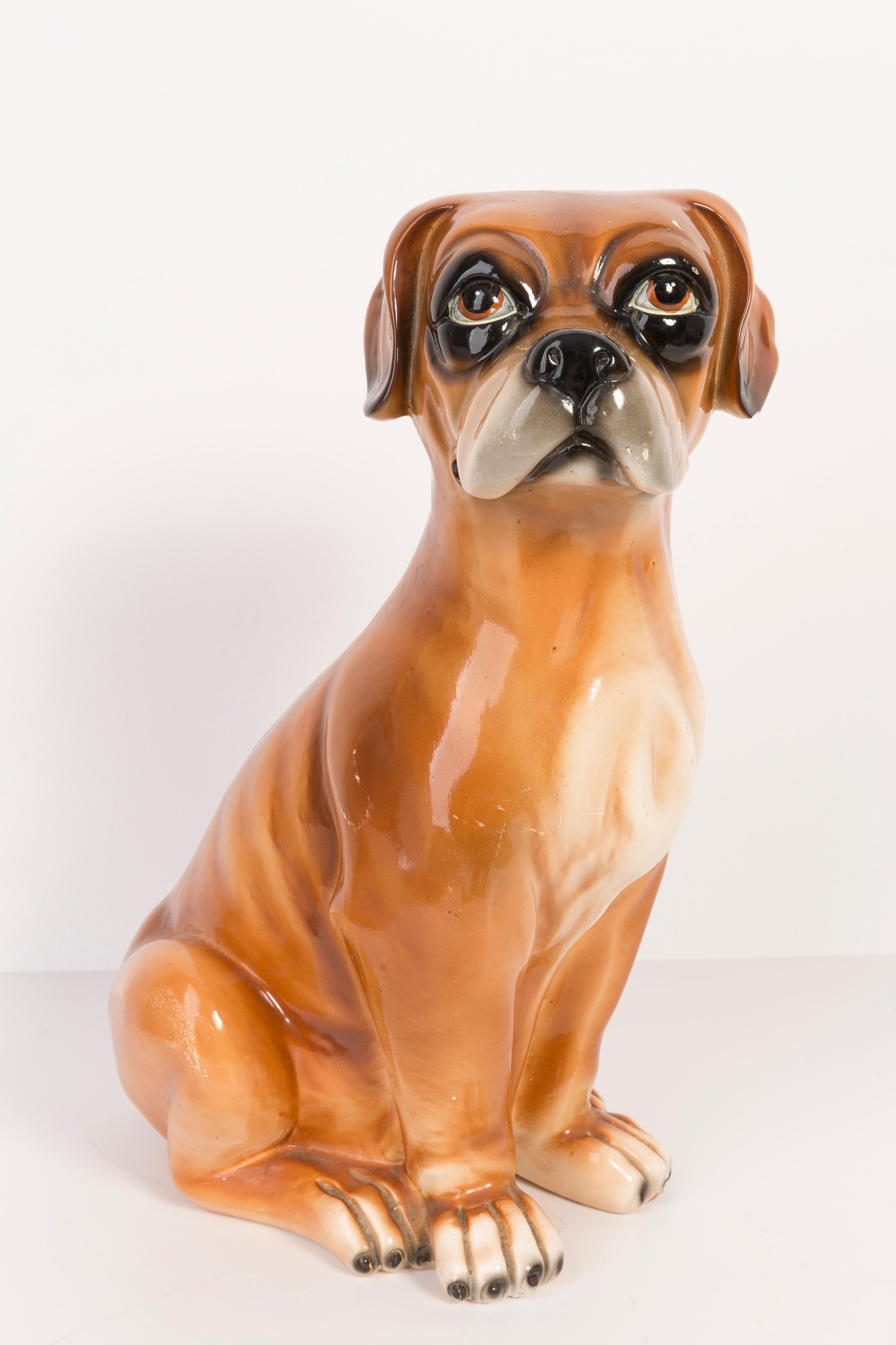 Céramique peinte/terracotta, bon état d'origine vintage. Une sculpture décorative magnifique et unique. Le chien Boxer a été produit dans les années 1960 en Italie.