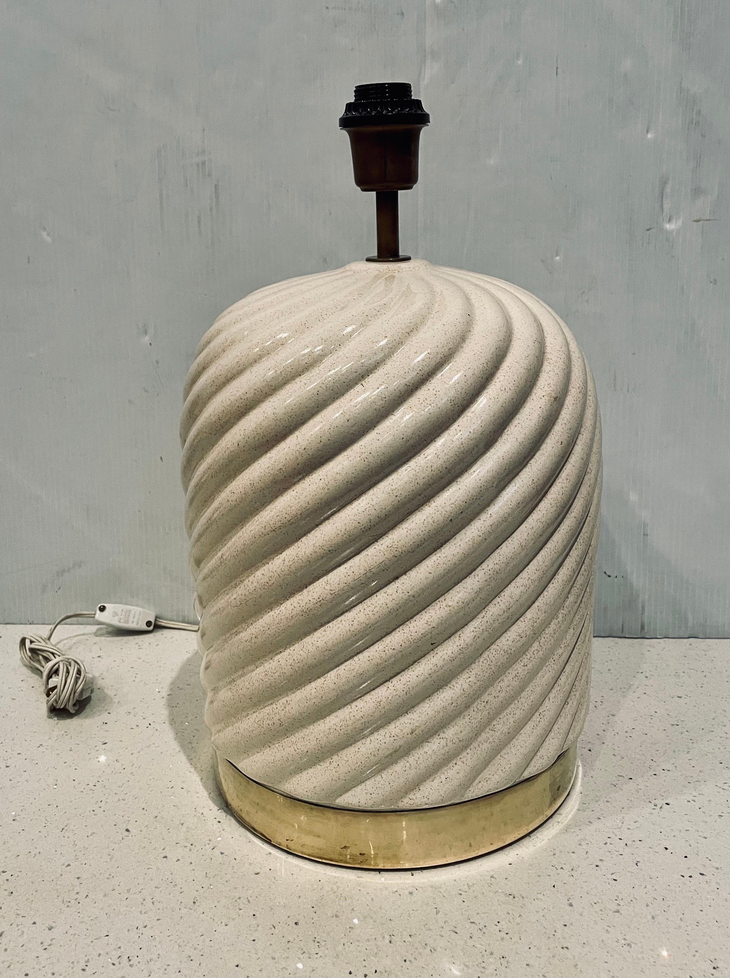Belle et rare lampe de table en céramique avec une finition en porcelaine et des accents en laiton par Tommaso Barbi, vers les années 1970. Excellent état, fonctionne parfaitement sans éclats ni fissures, l'abat-jour n'est pas inclus. la lampe