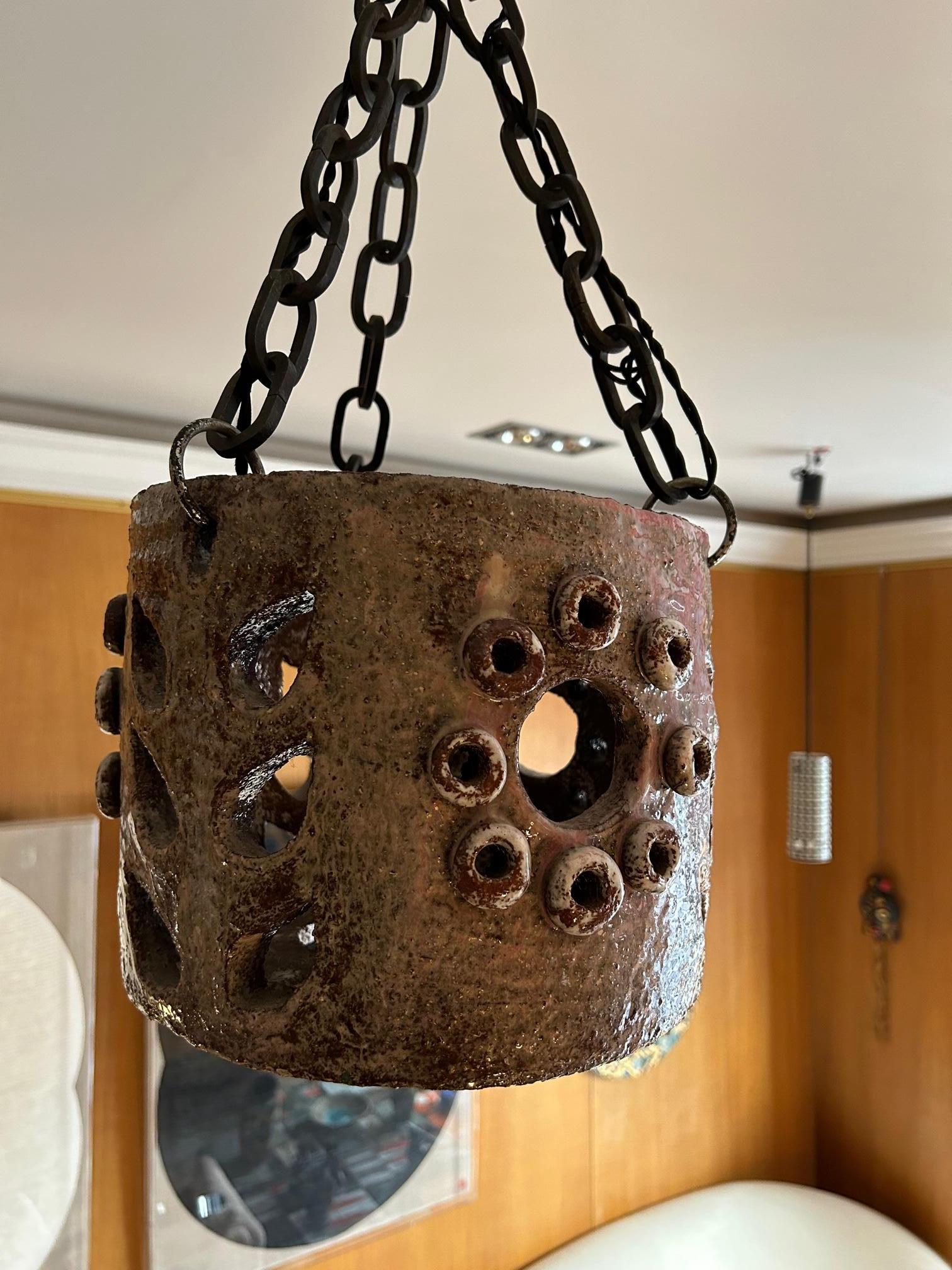 Rare Ceramic Pending Light by Juliette Derel, France, 1960s
Height of the chains : 45 cm.
Similar model reproduced in the book 