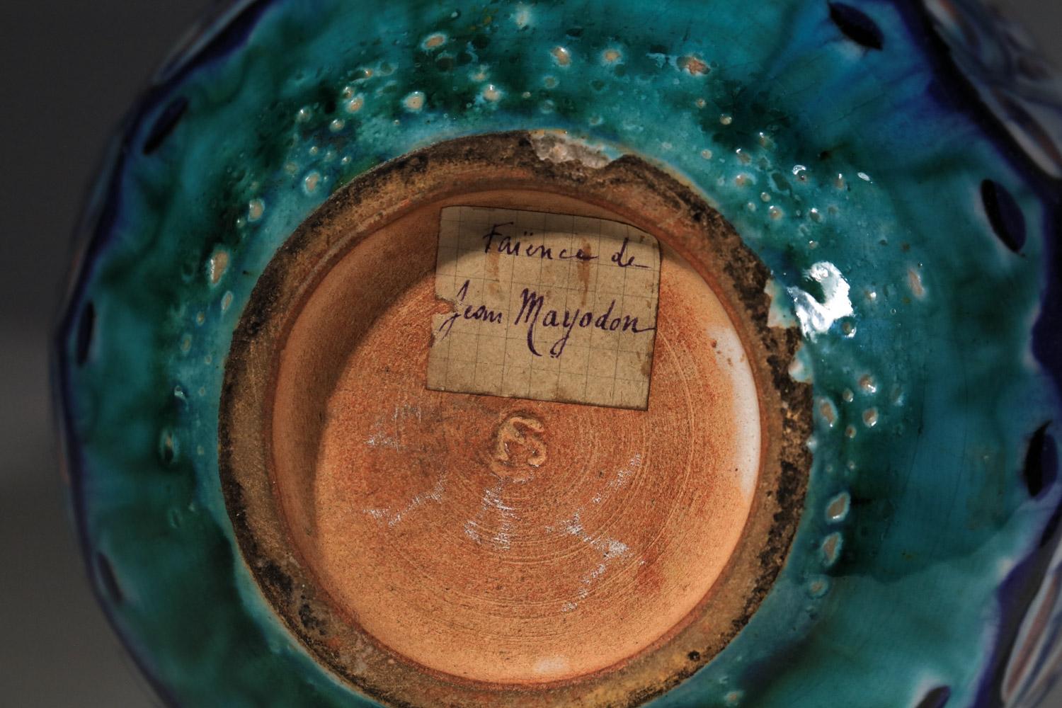 Raro jarrón de cerámica de Jean Mayodon decorado con ciervos Art Déco en venta 2