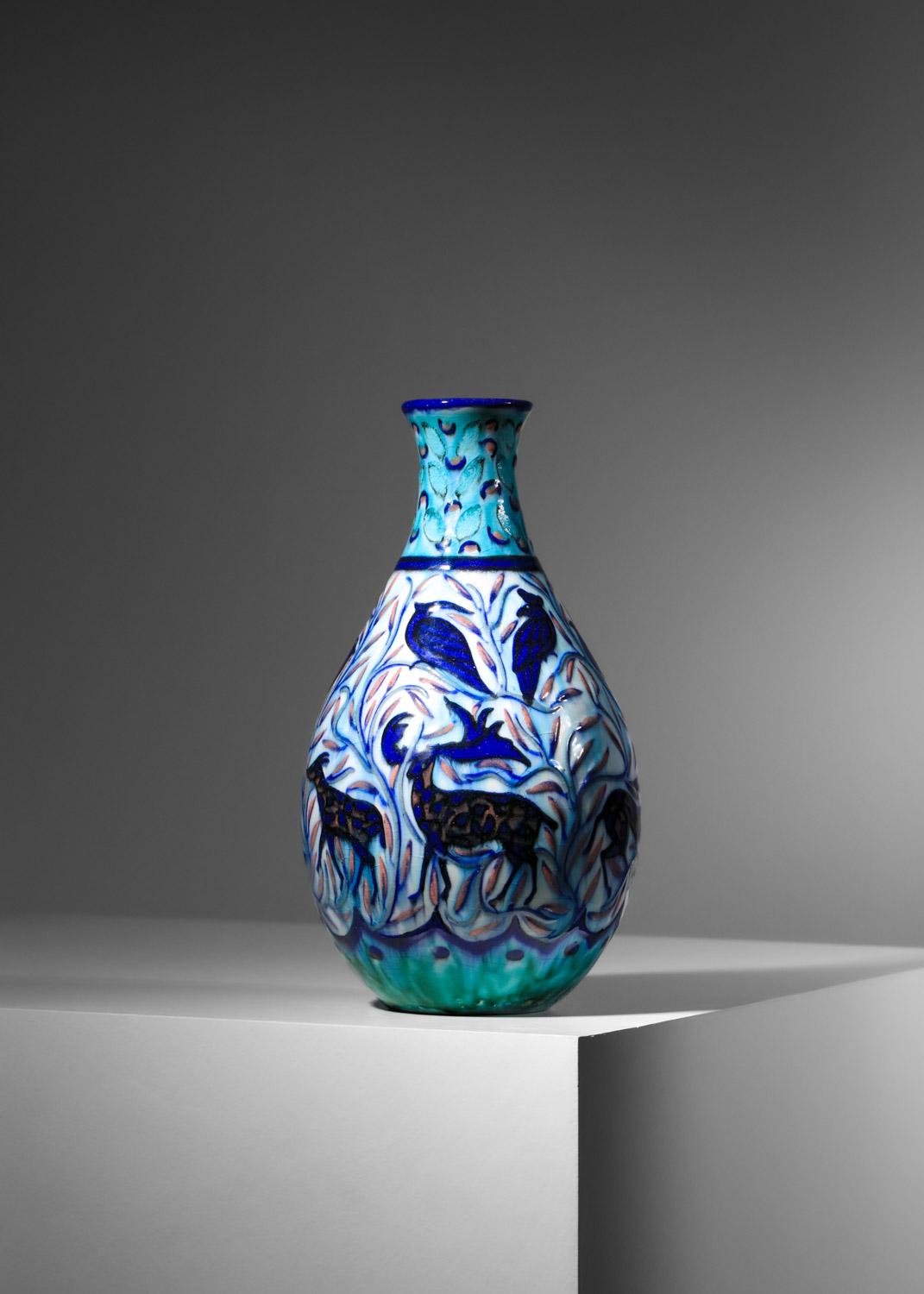Gran jarrón art déco de los años 40, obra del ceramista francés Jean Mayodon. Jarrón decorado con ciervos y pájaros, esmaltado en un monocromo de azules, blancos y rosas. Cerámica de alta calidad y muy decorativa. Muy buen estado vintage, con