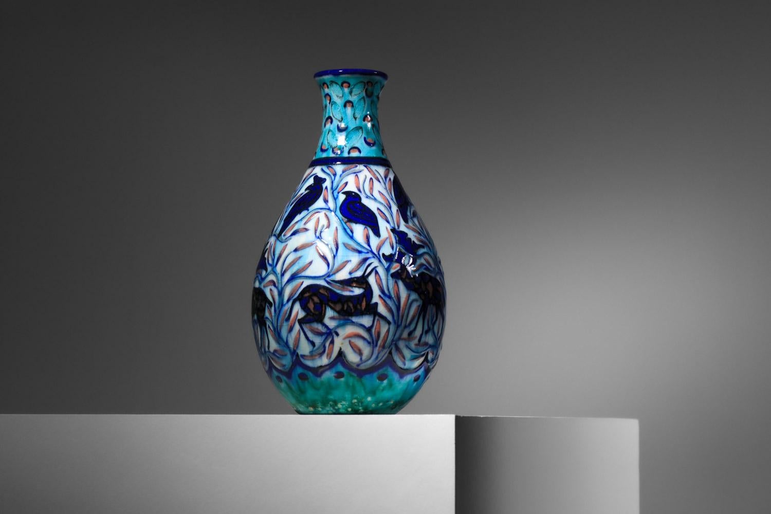 Raro jarrón de cerámica de Jean Mayodon decorado con ciervos Art Déco Francés en venta
