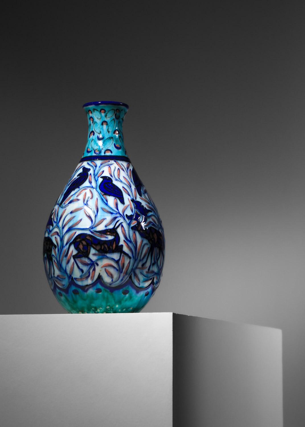 Raro jarrón de cerámica de Jean Mayodon decorado con ciervos Art Déco Hecho a mano en venta