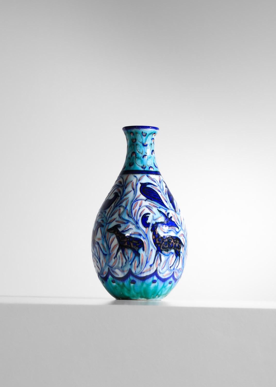 Raro jarrón de cerámica de Jean Mayodon decorado con ciervos Art Déco mediados del siglo XX en venta