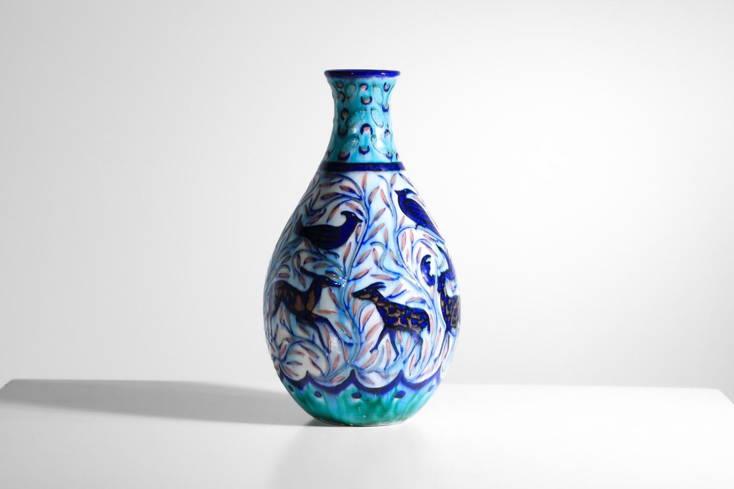 Raro jarrón de cerámica de Jean Mayodon decorado con ciervos Art Déco Cerámico en venta