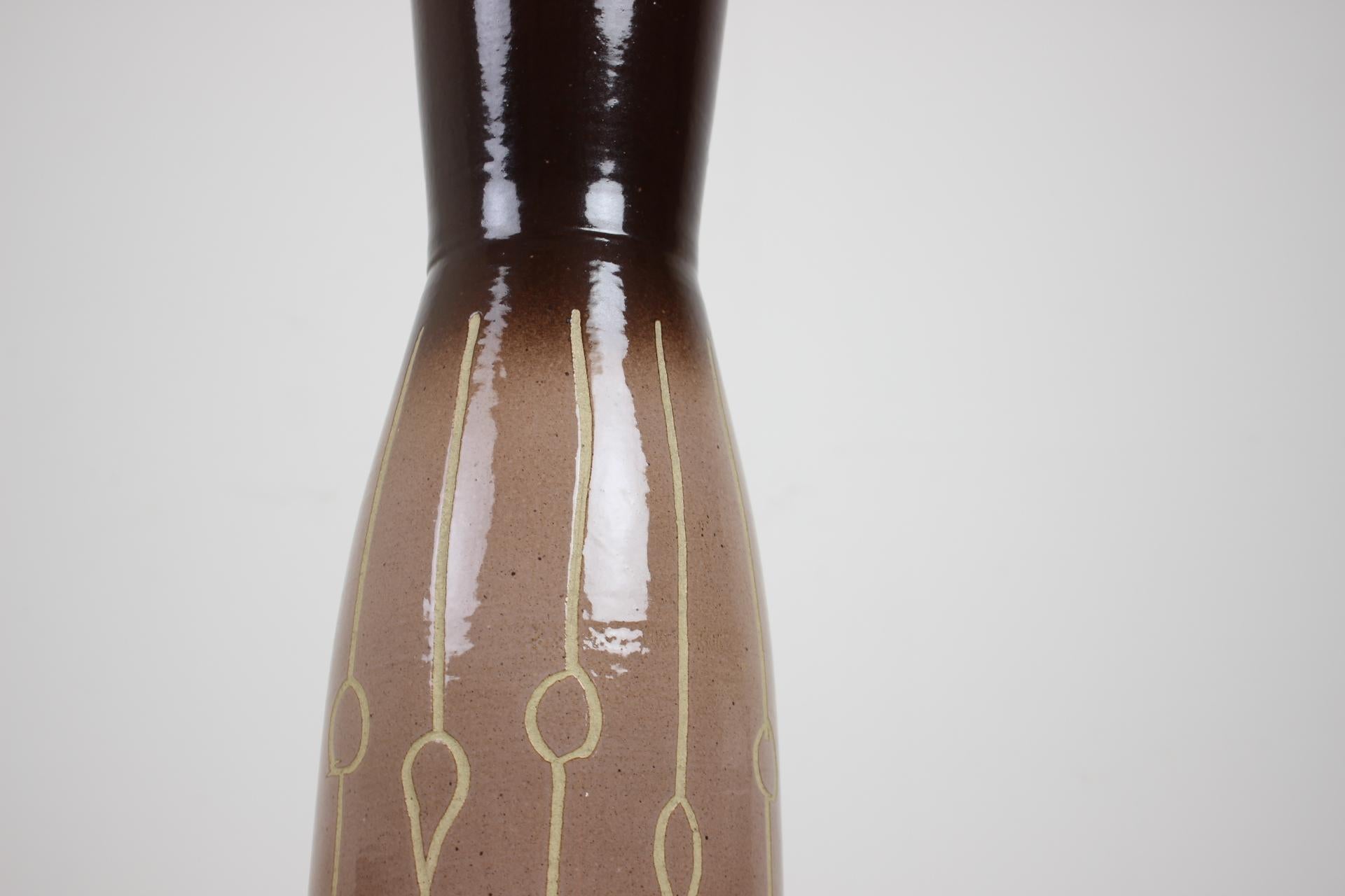 Vaso in ceramica smaltata di Keramo Praha, Cecoslovacchia, anni '70.
Fuori dalla ceramica.
Lucidato, pulito, presenta minimi segni d'uso (piccoli graffi...)
Un pezzo raro.
