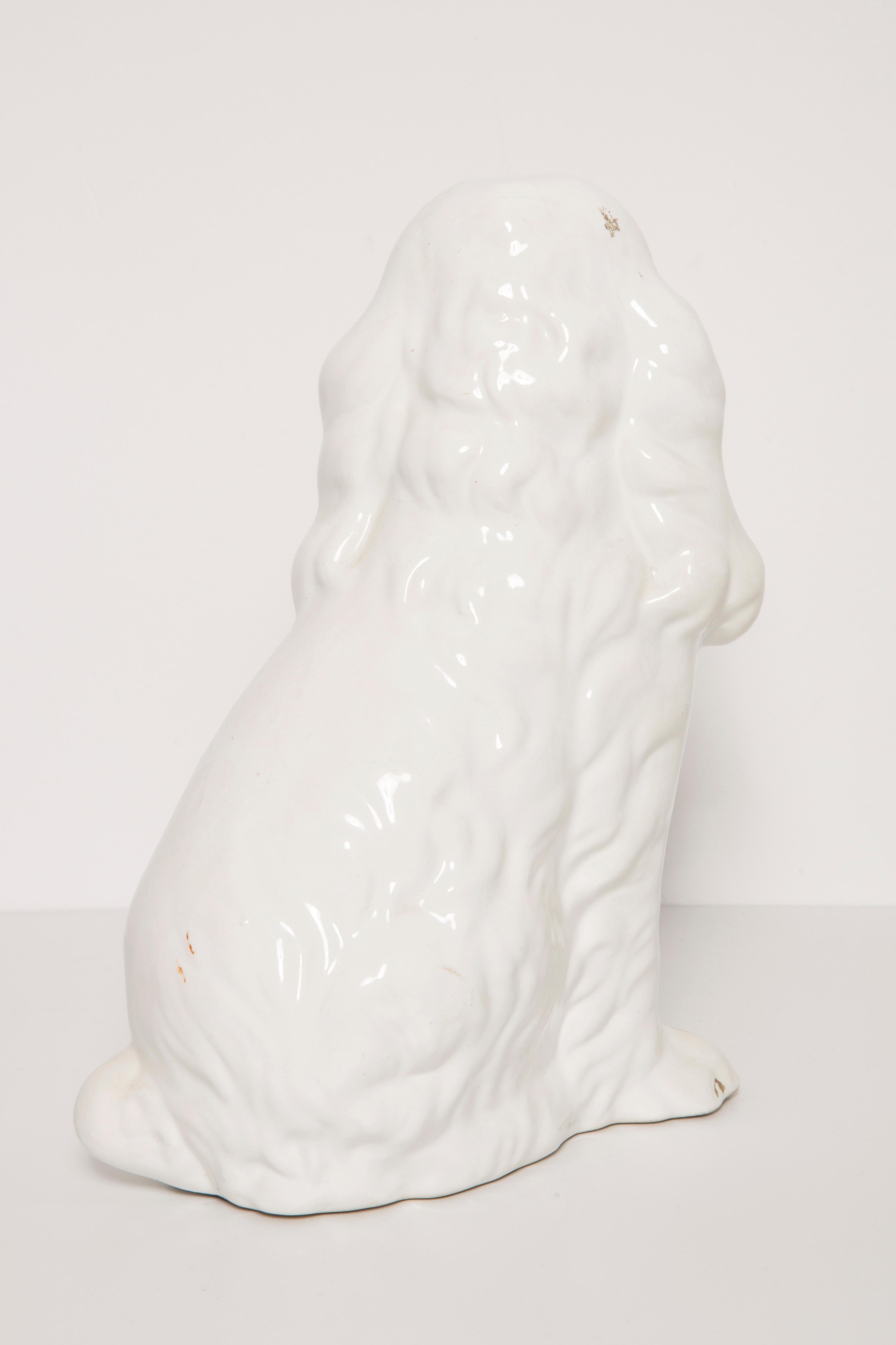 20ième siècle Rare sculpture décorative en céramique blanche représentant un petit chien épagneul, Italie, années 1960 en vente