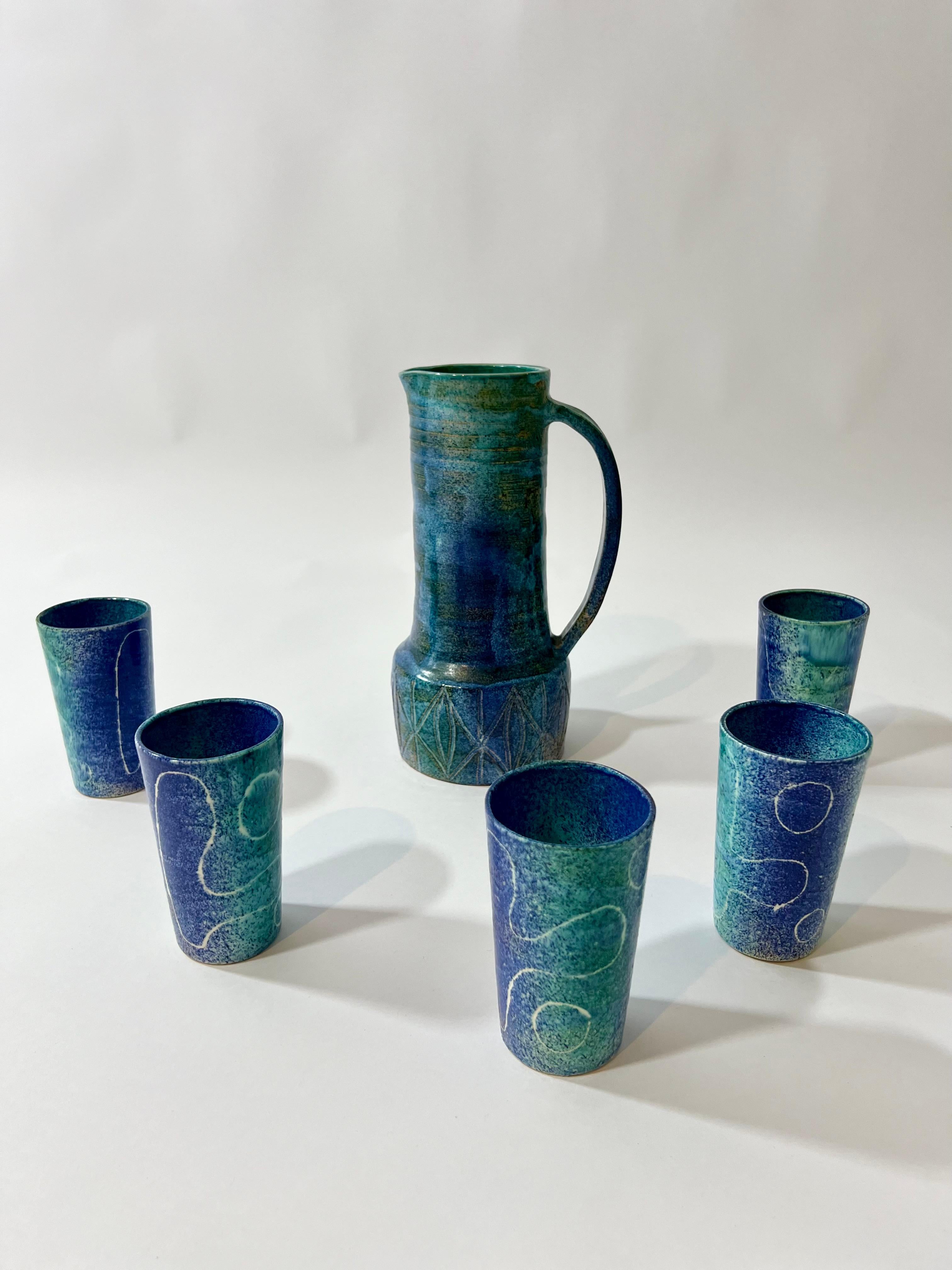 Rare céramique de Louis Yves Bonnet,  service à orangeade, France, années 1960 - 1970. Ensemble décoratif composés d'une carafe et de cinq verres dans différents ton de bleu. Bon état, à noter, de petits éclats minimes sur le bord de la carafe, voir