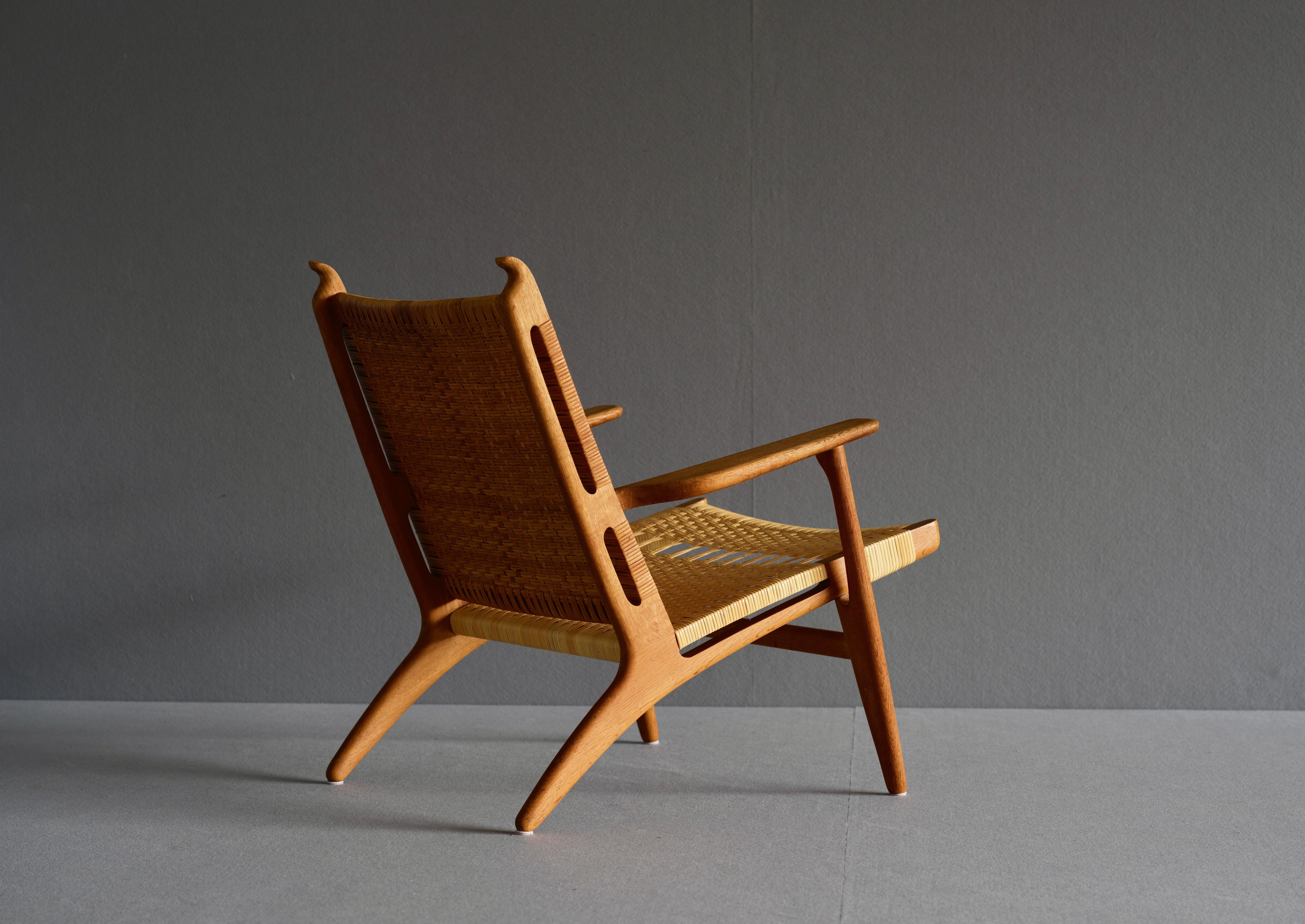 Mid-Century Modern Rare Ch 27 by Hans Wegner in Solid Oak For Sale